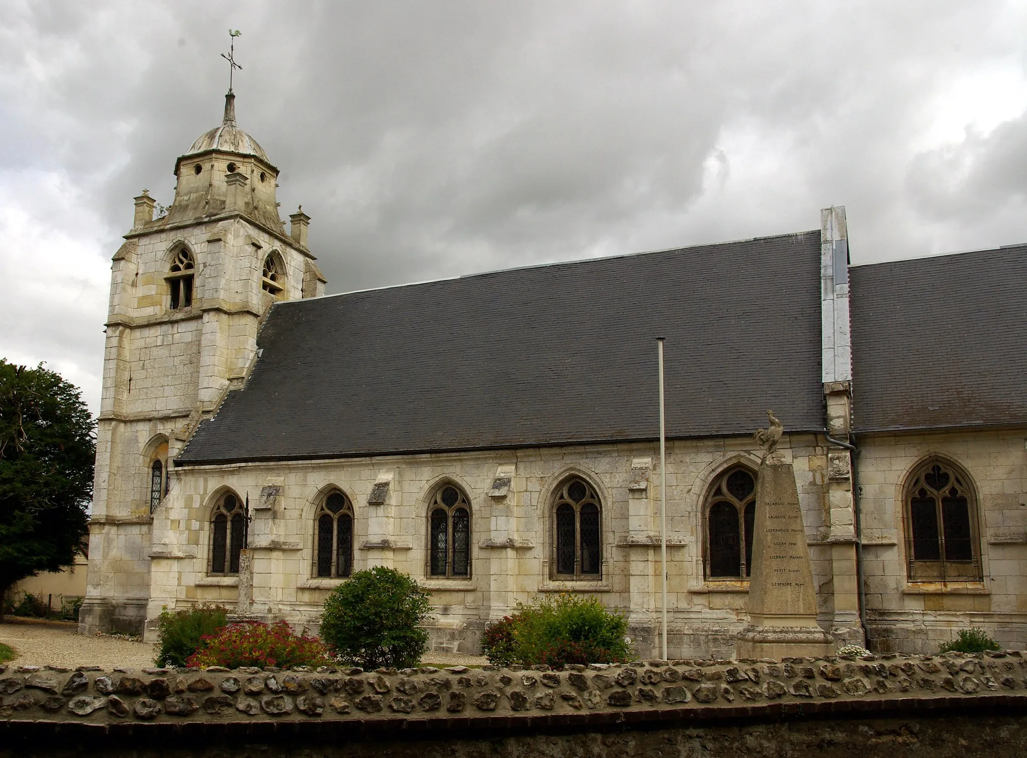 Photo showing: Church Saint-Michel in Hénouville