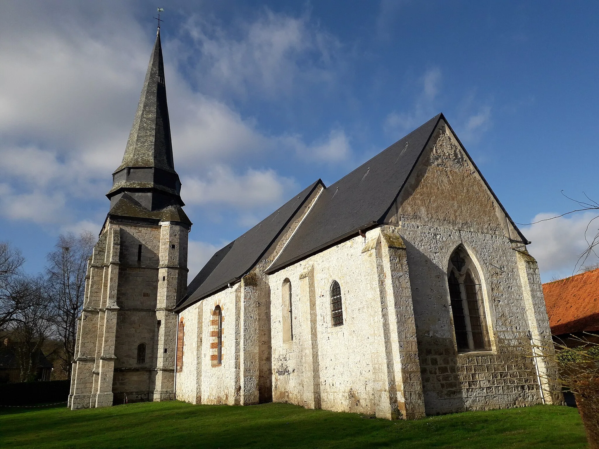 Photo showing: Edifice de plan allongé à un vaisseau. Les murs sont ponctués de baies en plein cintre et de contreforts. Un clocher-porche couronné de sa flèche polygonale en ardoise précède la nef.  Classé Monument Historique.