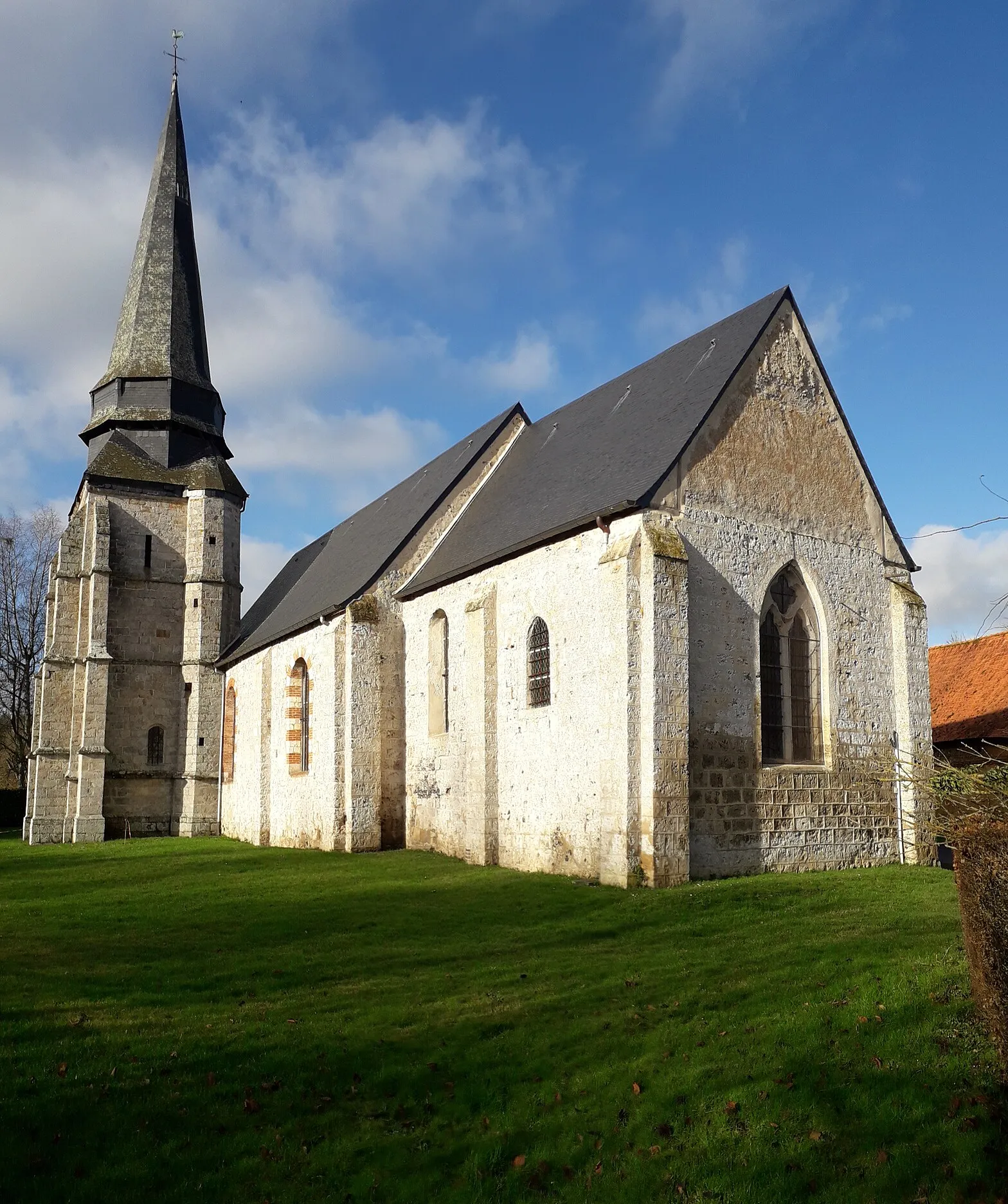 Photo showing: Edifice de plan allongé à un vaisseau. Les murs sont ponctués de baies en plein cintre et de contreforts. Un clocher-porche couronné de sa flèche polygonale en ardoise précède la nef.  Classé Monument Historique.