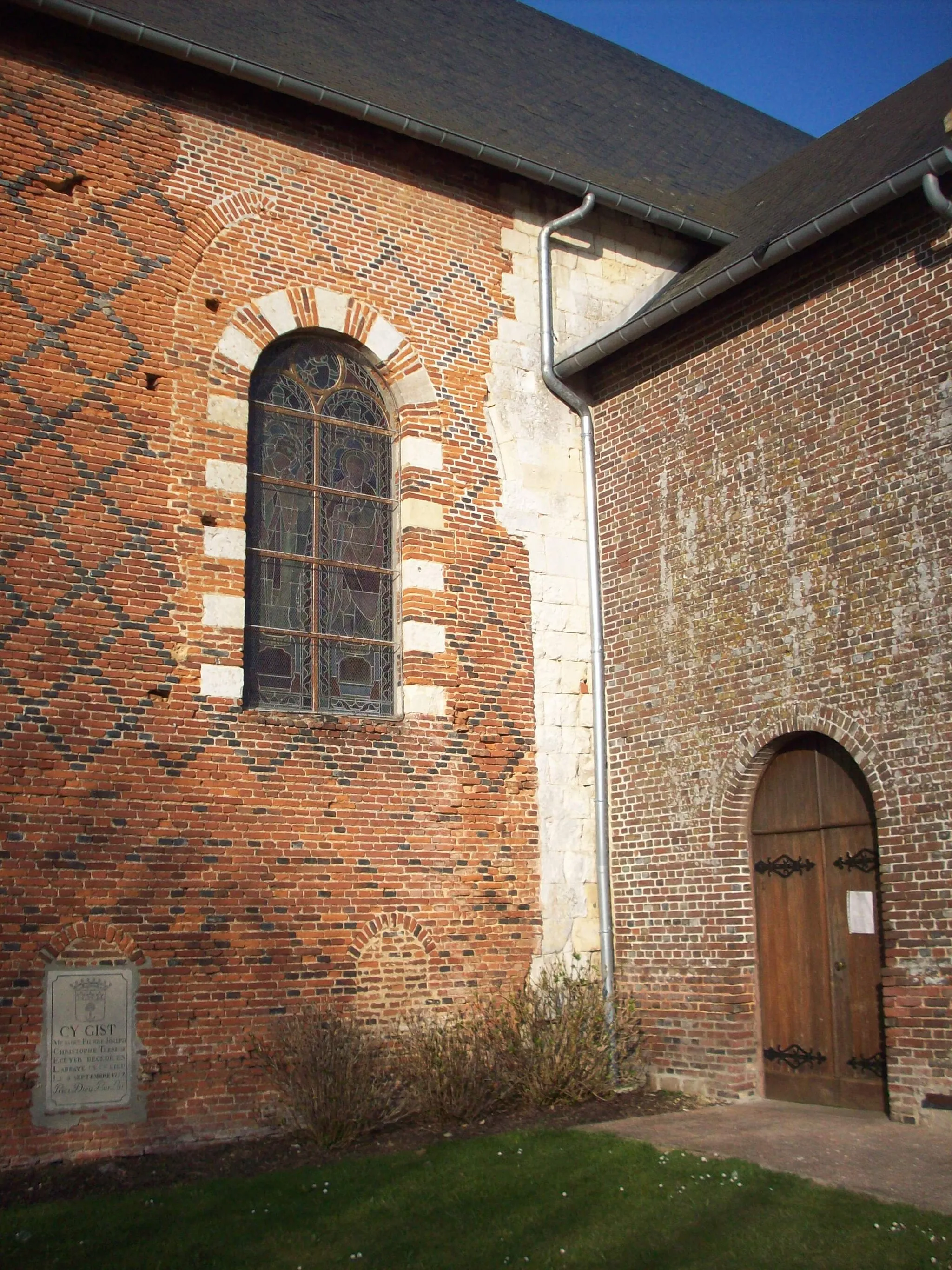 Photo showing: Détail de l'église Saint-Victor.