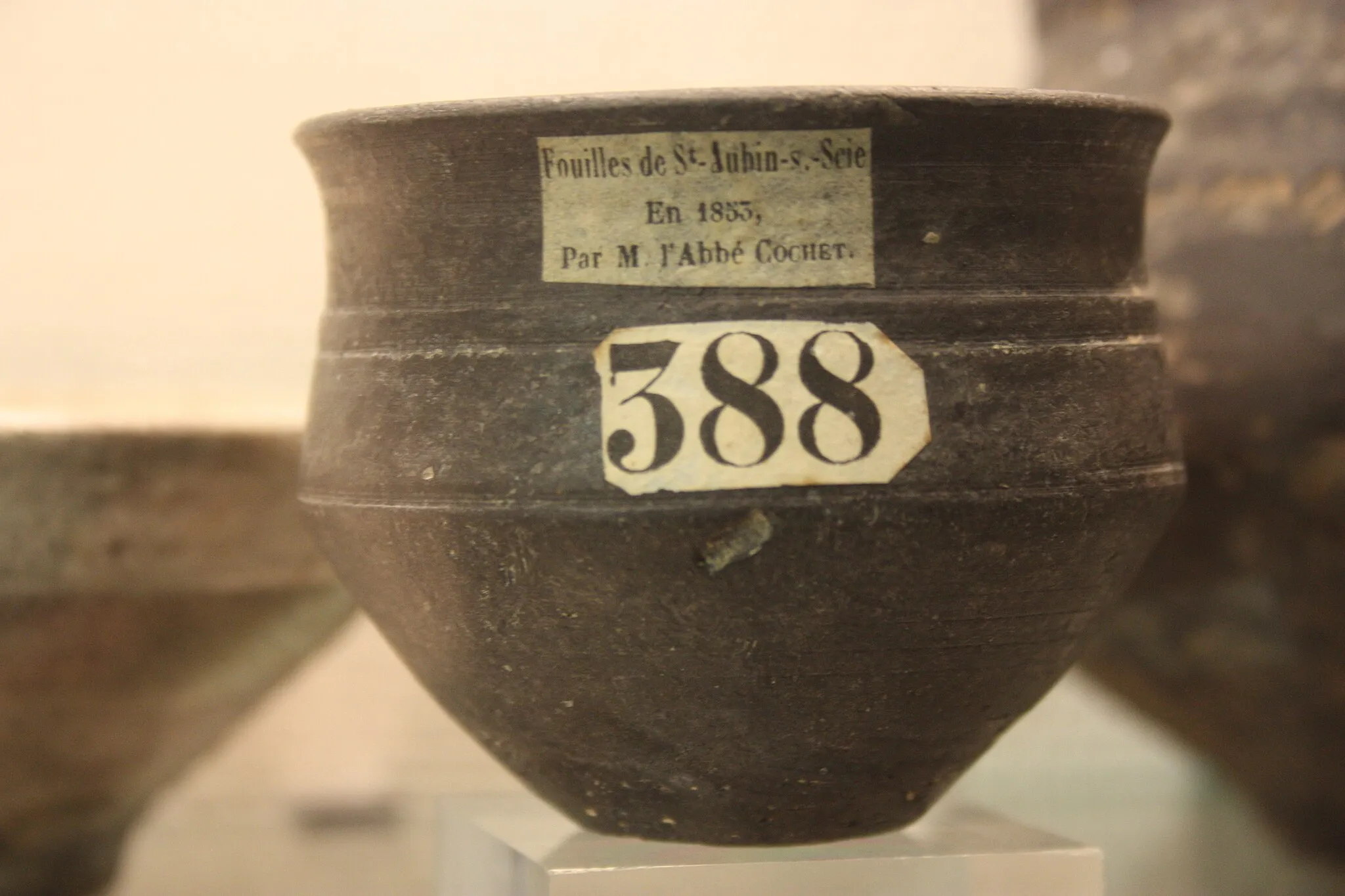 Photo showing: Poterie médiévale issue des fouilles de l'abbé Cochet de Saint-Aubin-sur-Scie en 1853 et déposée au musée de Normandie.