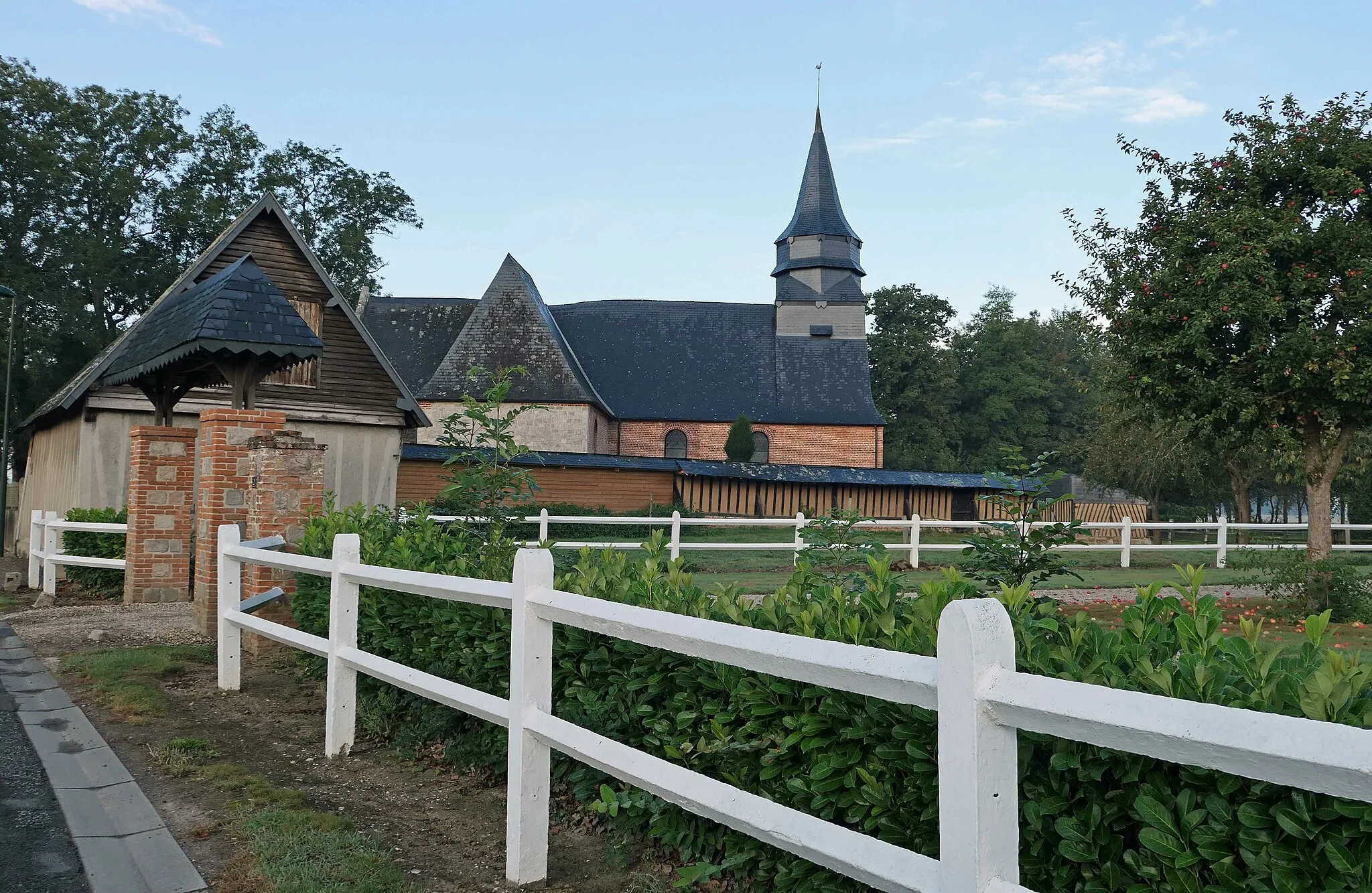 Photo showing: l'église en arrière plan dans le village