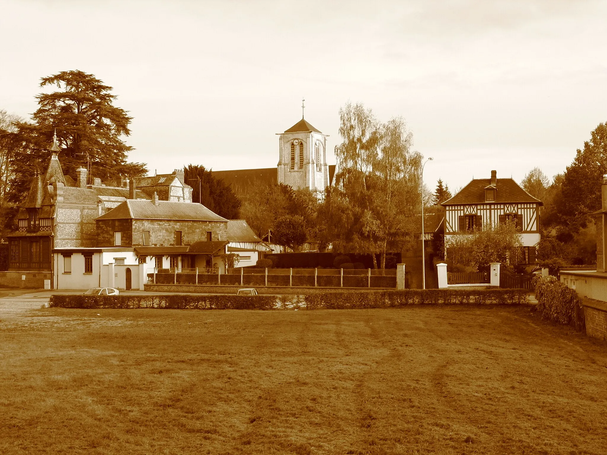 Photo showing: Collegiate church Saint-Louis of La Saussaye (Eure).