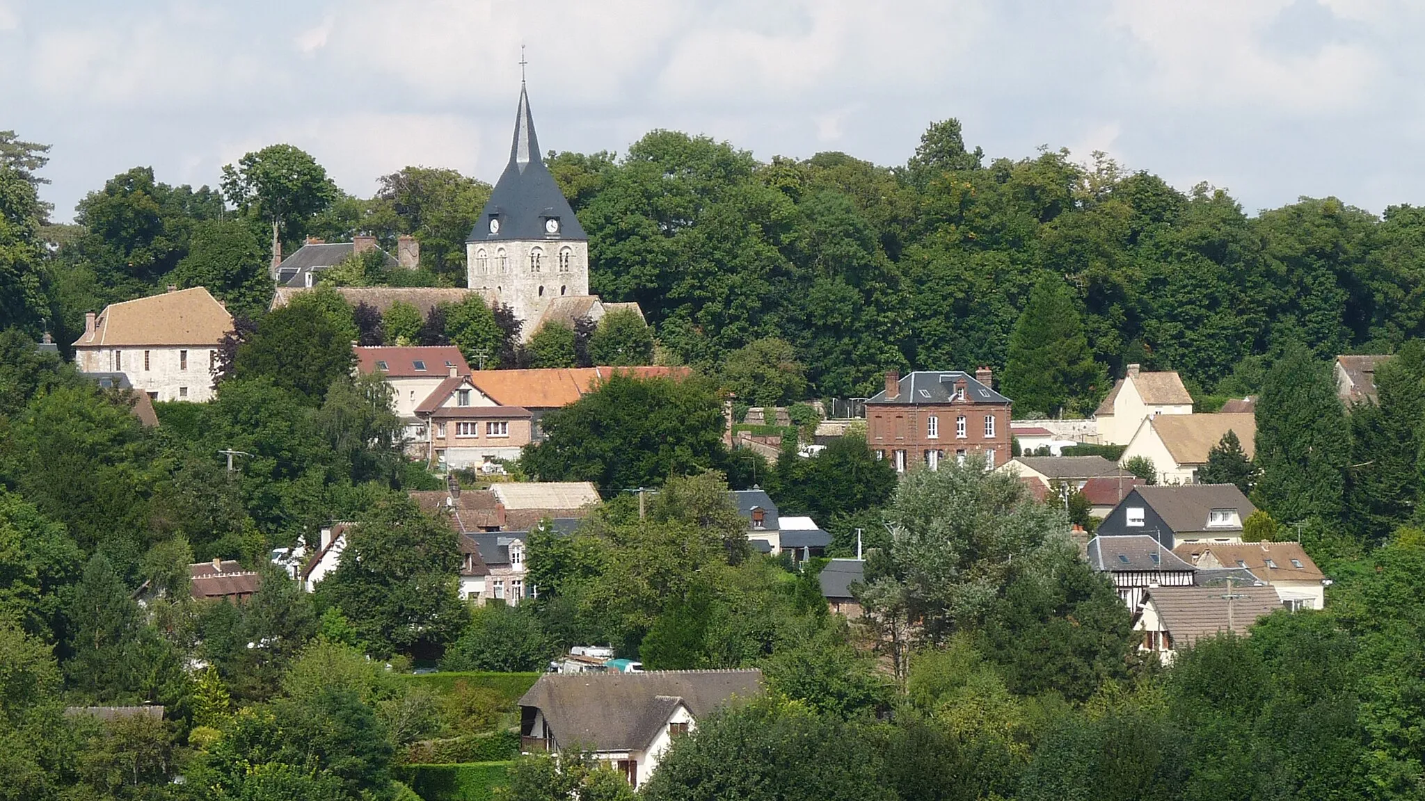 Photo showing: Vue générale sur Montaure depuis Ecrosville, juillet 2013. Sur les hauteurs, Notre-Dame de Montaure et le prieuré de bénédictins.