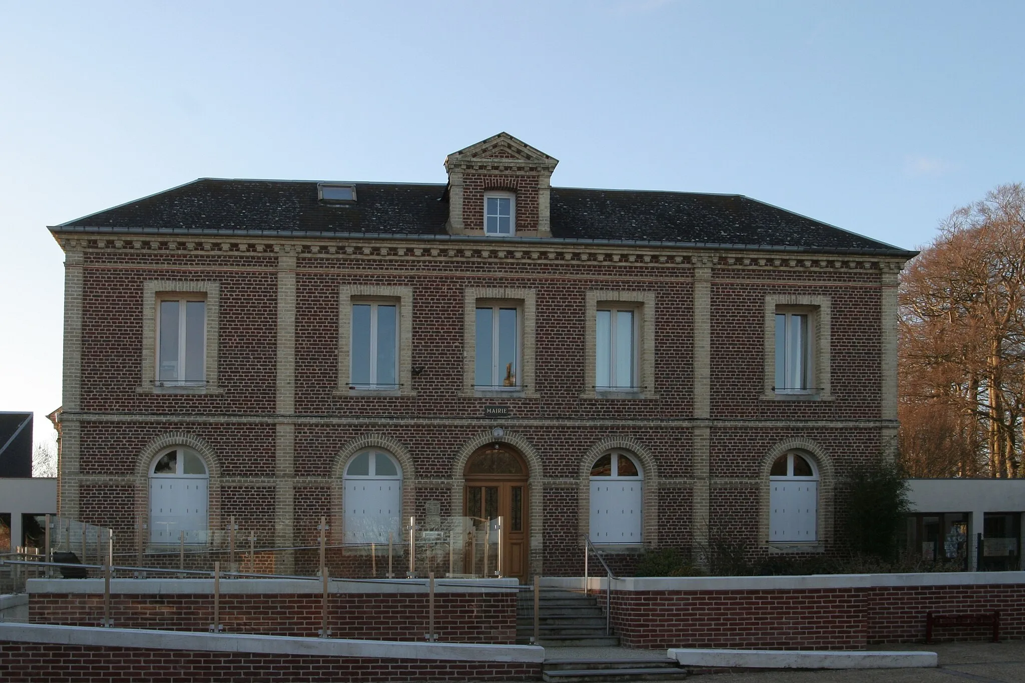 Photo showing: Mairie de Saint-Eustache-la-Forêt.