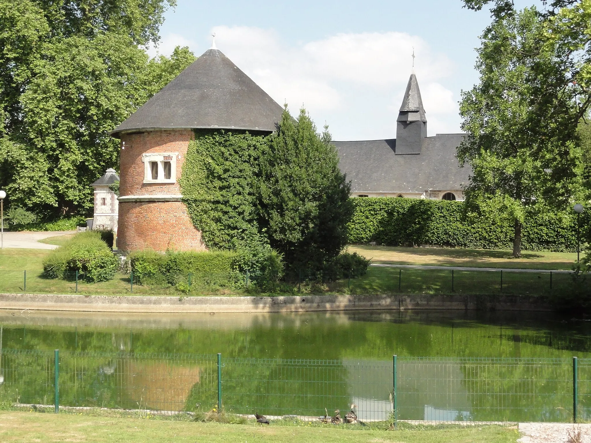 Photo showing: Bois-Himont (Seine-Mar.) pigeonnier du château et église