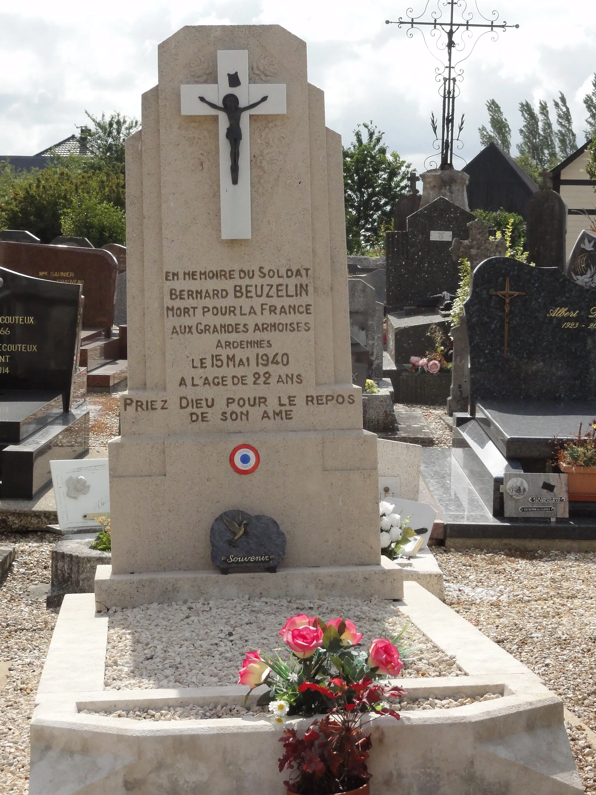 Photo showing: Touffreville-la-Corbeline (Seine-Mar.) tombe militaire