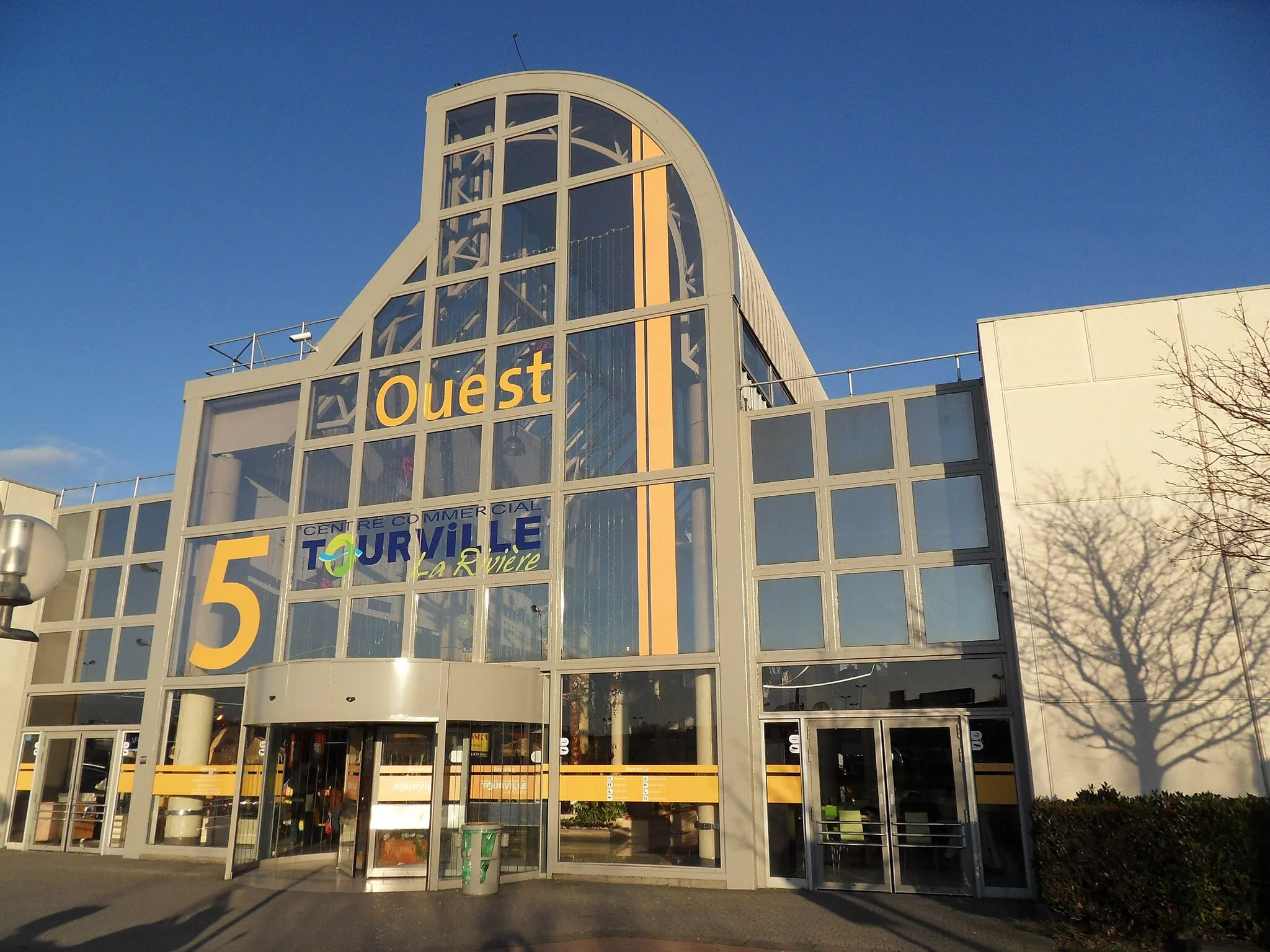 Photo showing: Entrée Centre Commercial Tourville-la-Rivière en Seine Maritime (Haute Normandie).