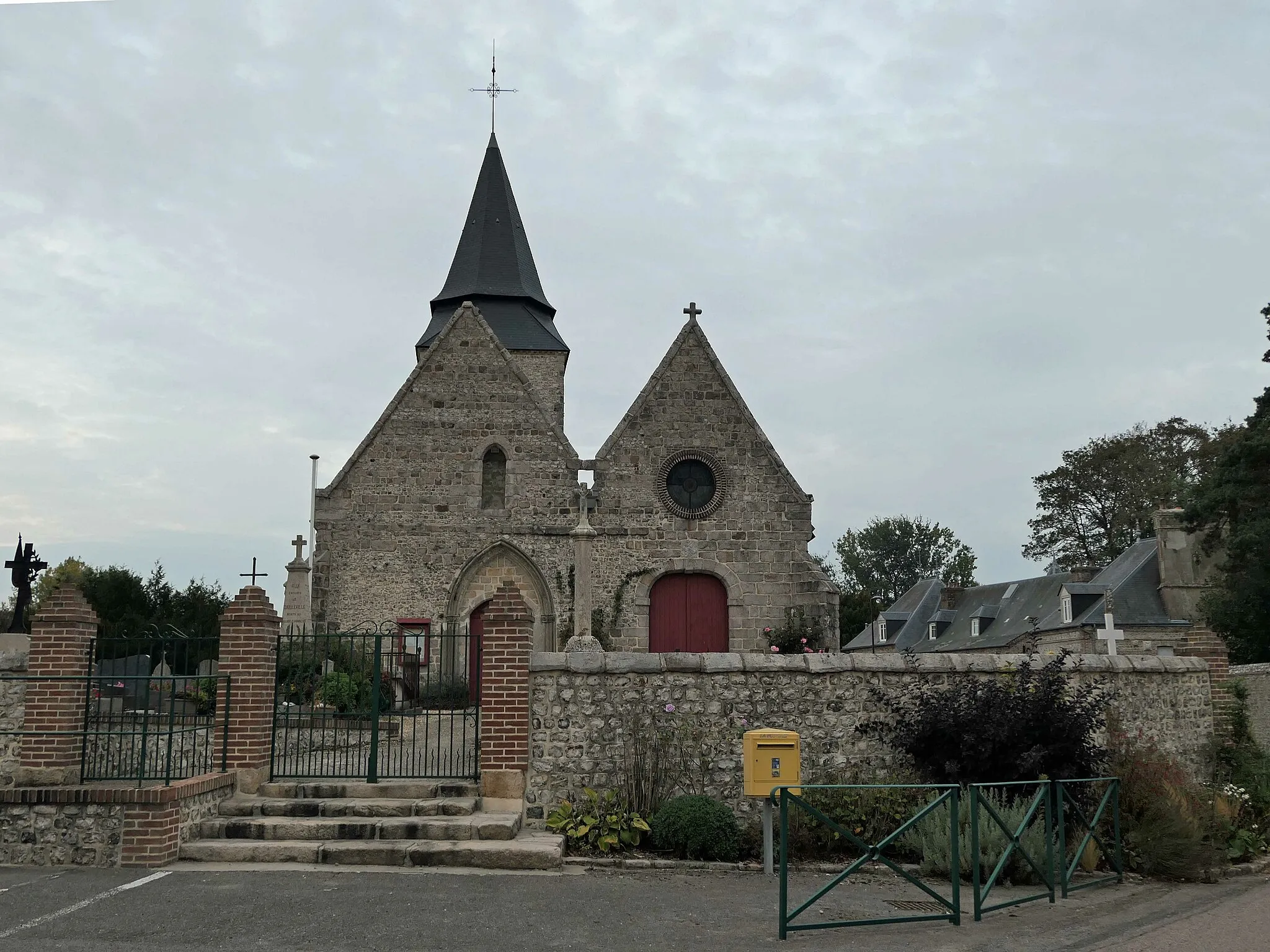 Photo showing: église en pierre entourée du cimetière clos