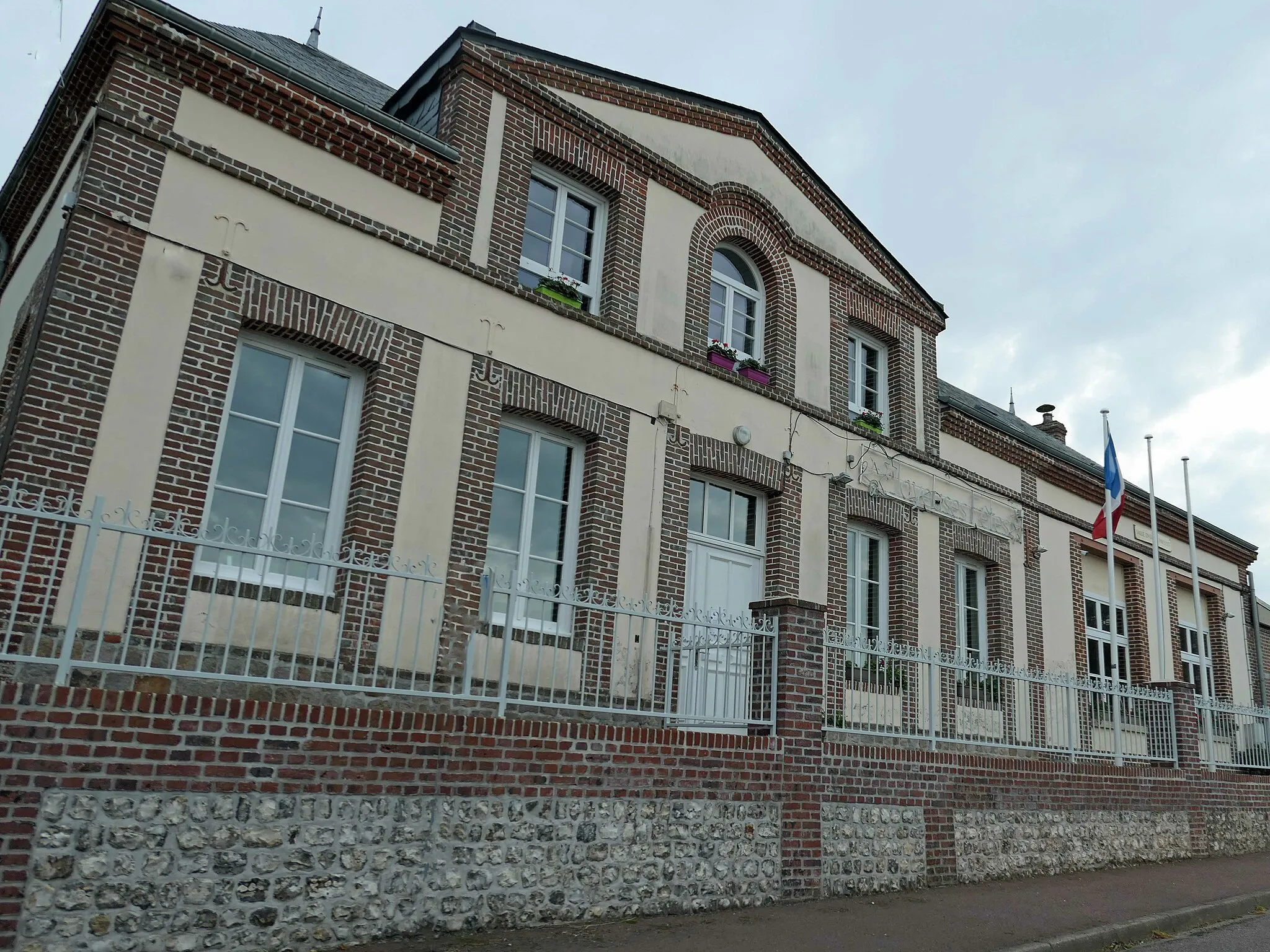 Photo showing: mairie école avec encadrements en briques
