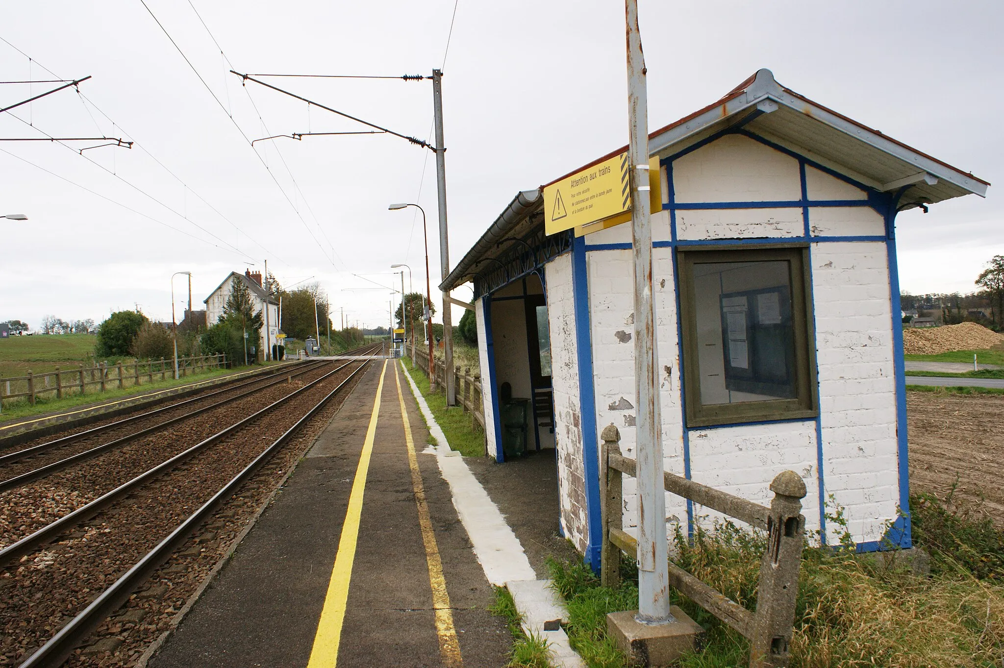 Photo showing: Gare de Virville - Manneville, voies et abri de quai.