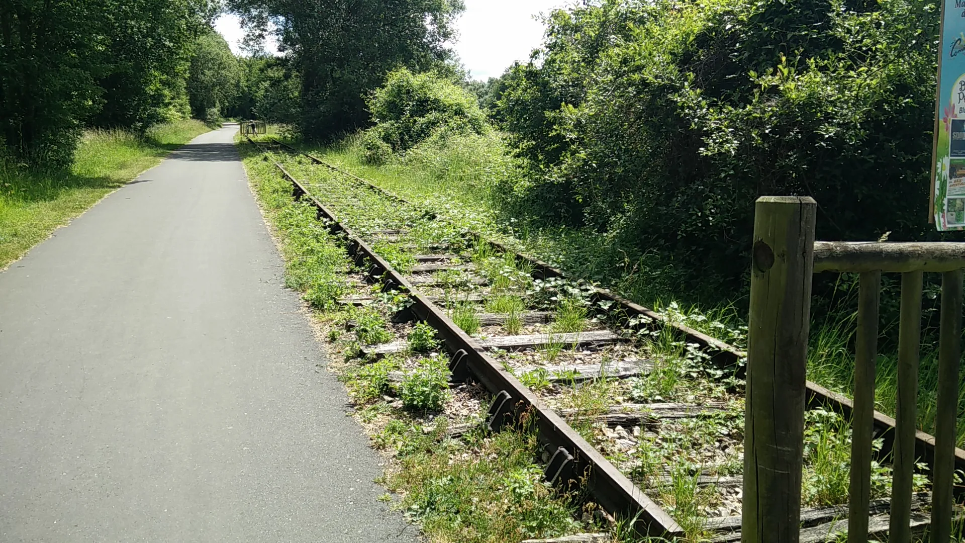 Photo showing: Avenue verte - Saint-Aubin-le-Cauf - Anciens rails