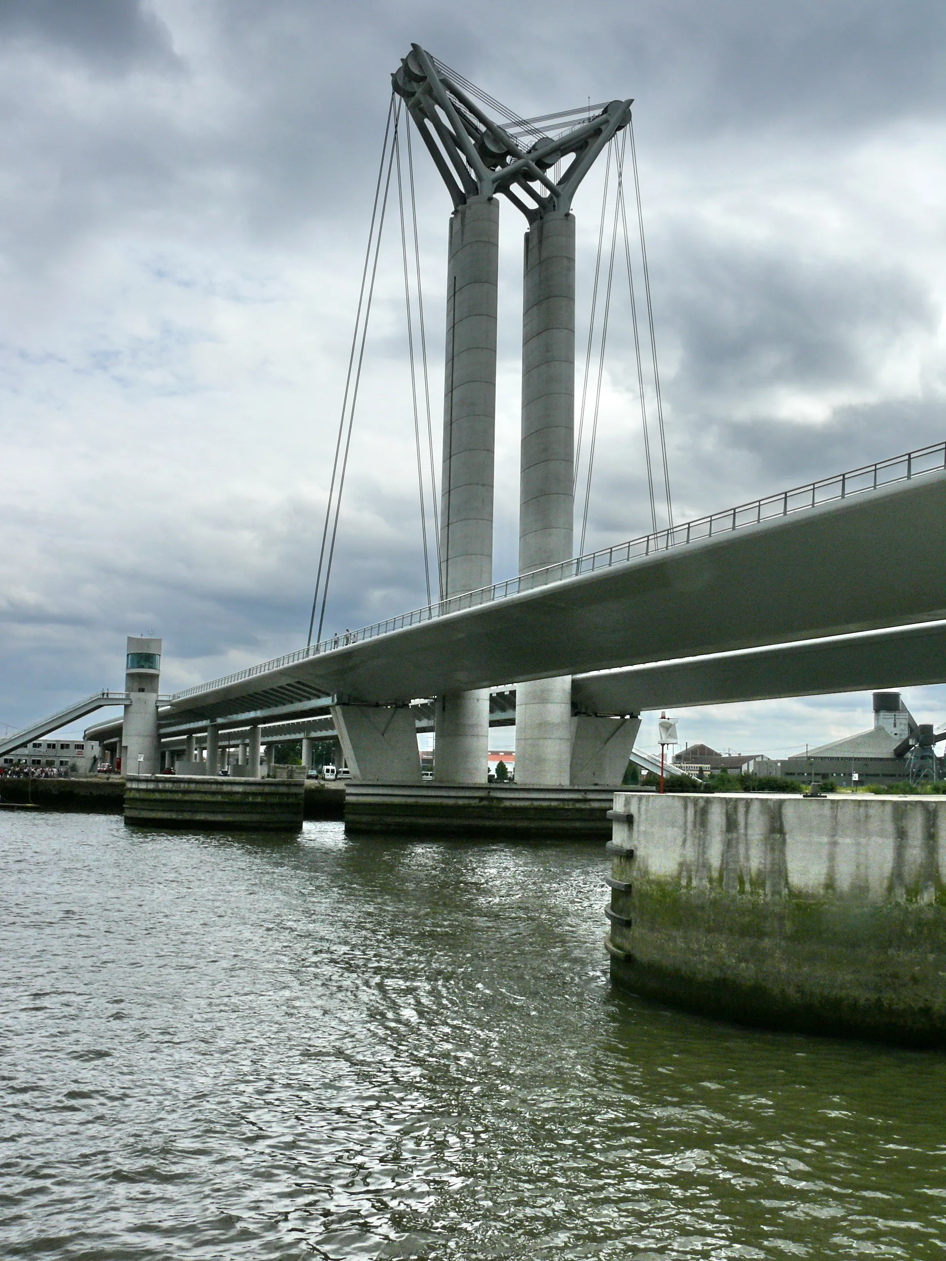 Photo showing: Détail d'une pile élévatrice du Pont Gustave Flaubert à Rouen