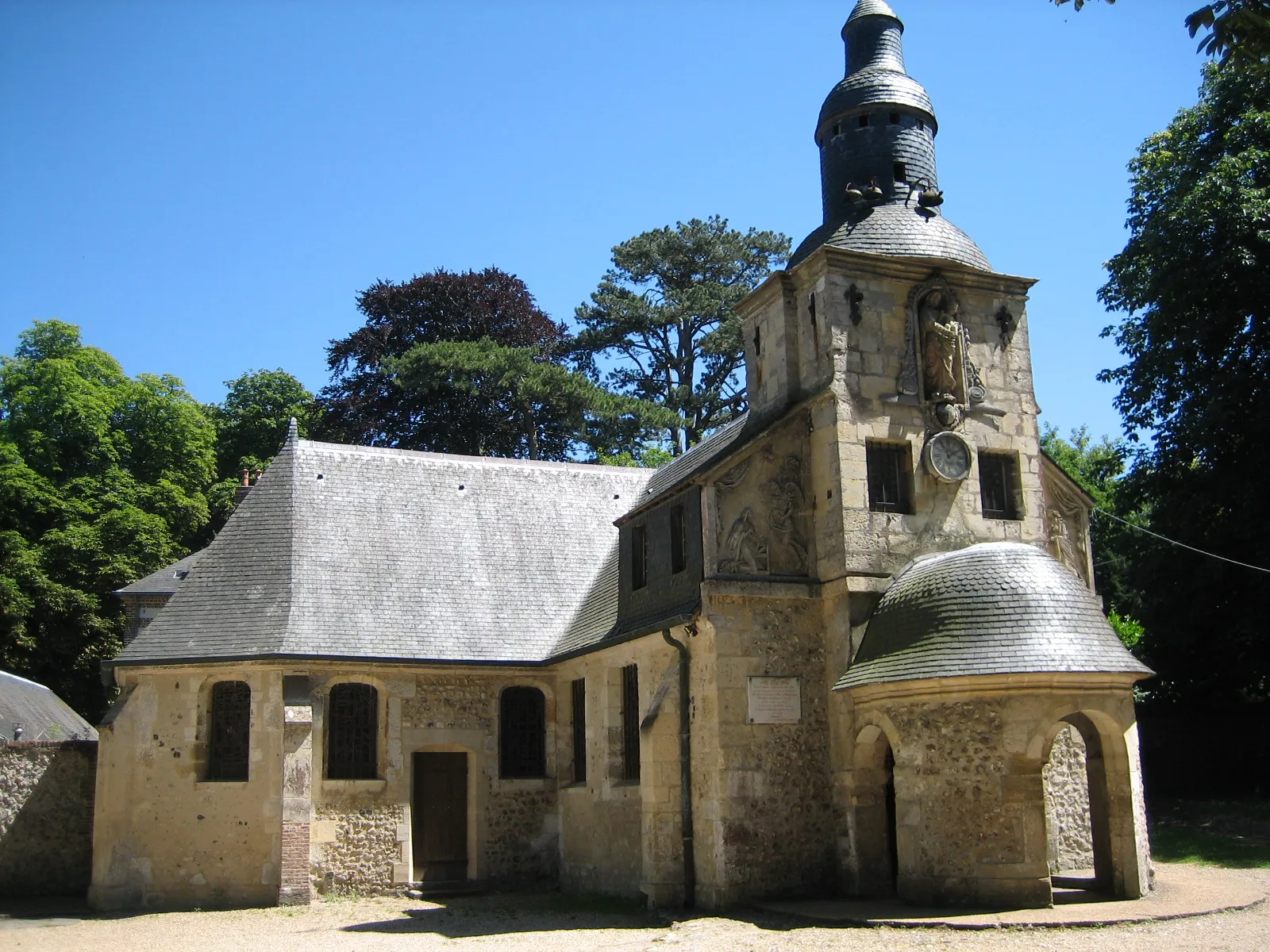 Photo showing: « Cette chapelle, construite en 1600-1615 par les bourgeois et marins de Honfleur sur un terrain donné par Mme de Montpensier remplace une ancienne chapelle fondée avant l’an 1023 par Richard II, duc de Normandie et disparue dans un éboulement de la côte au XVIe siècle » (Panneau signalétique réalisé sur le site par la Société le Vieux Honfleur en août 1902)