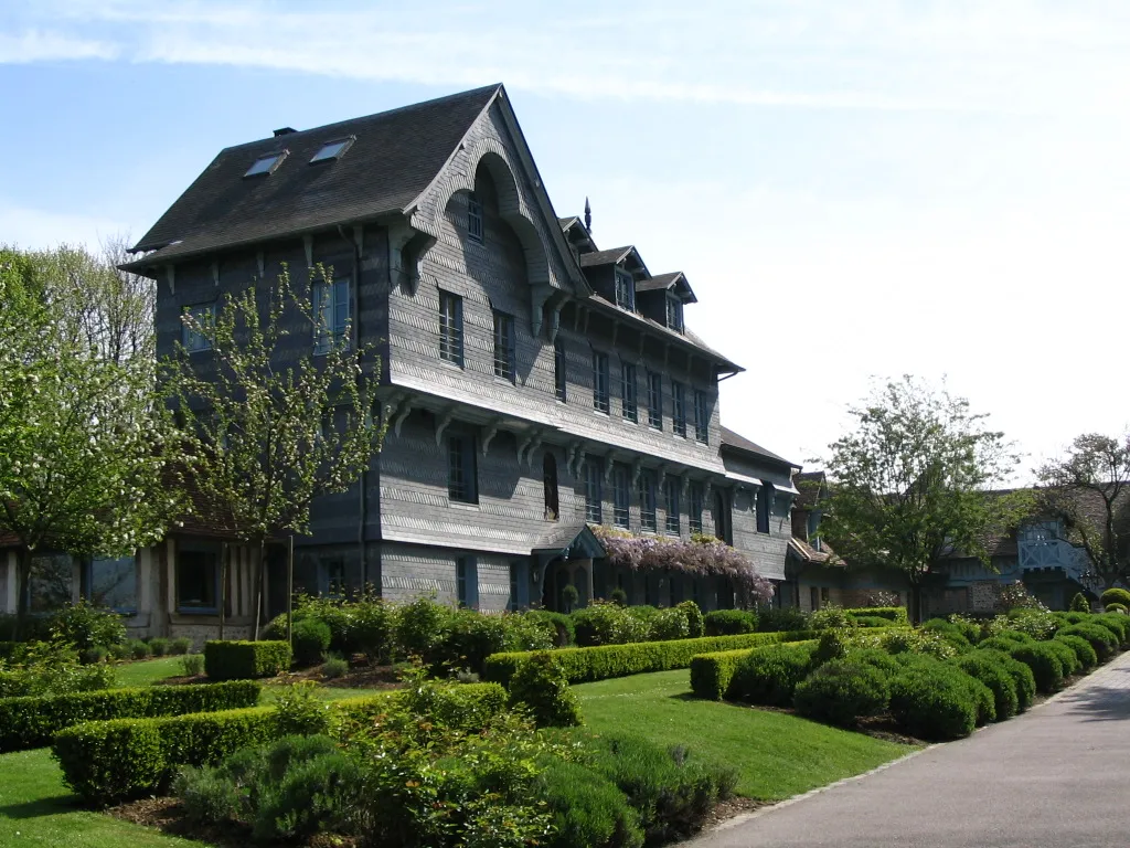 Photo showing: La ferme Saint-Siméon, lieu d'histoire de la peinture, reconverti en hotel-restaurant de luxe, à Honfleur, sur la Seine, en France.