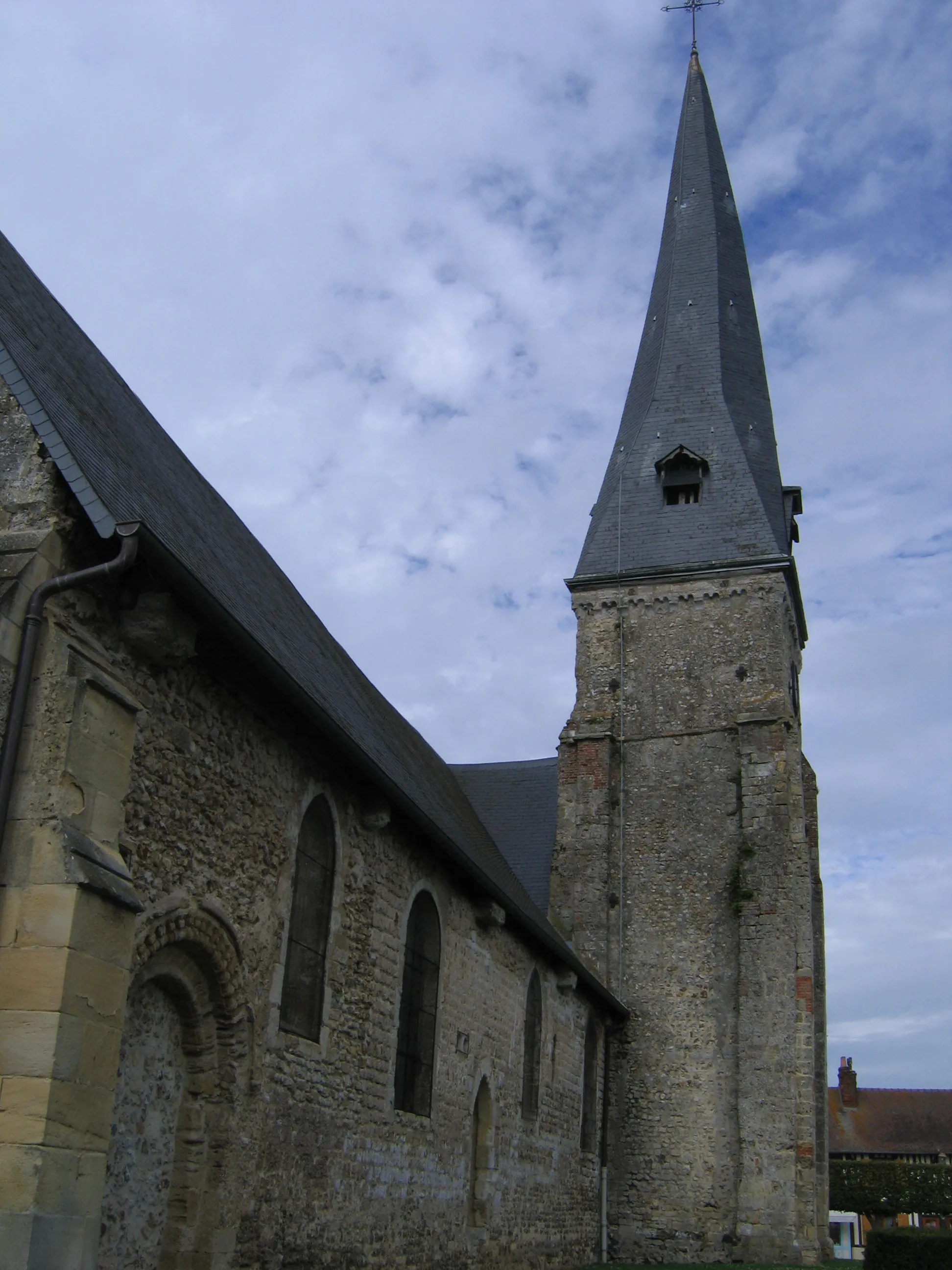 Photo showing: L'église de Moyaux et son fameux clocher tordu.