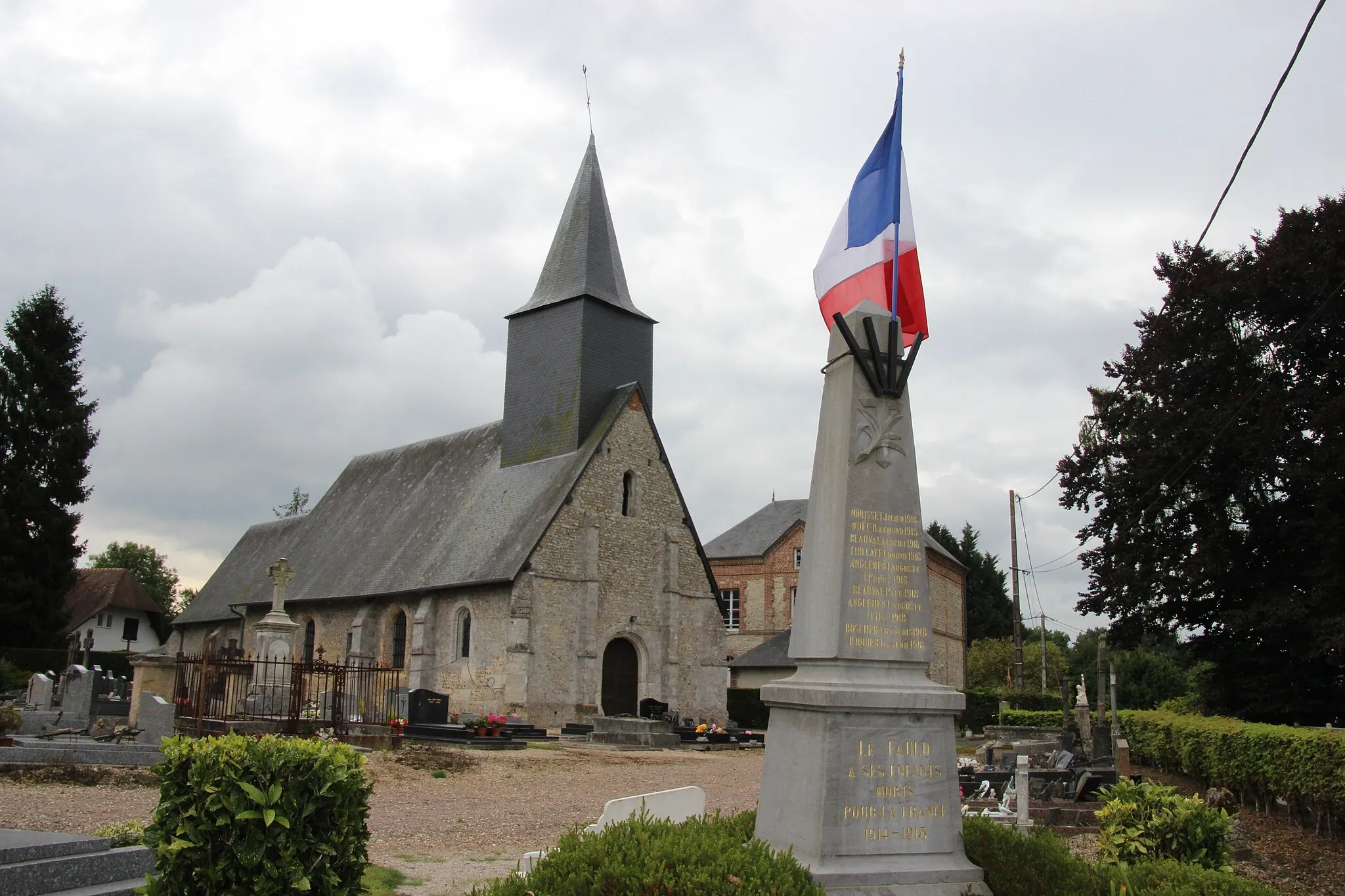 Photo showing: église et monument aux morts Le Faulq