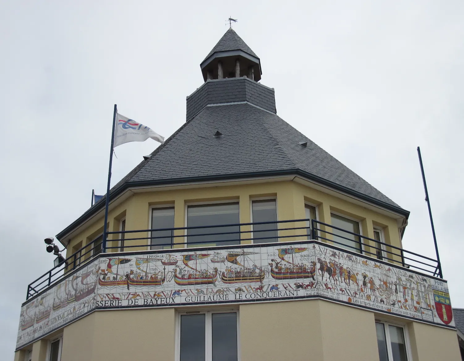 Photo showing: Dives-sur-mer - Bayeux tapestry reproduction on harbour building