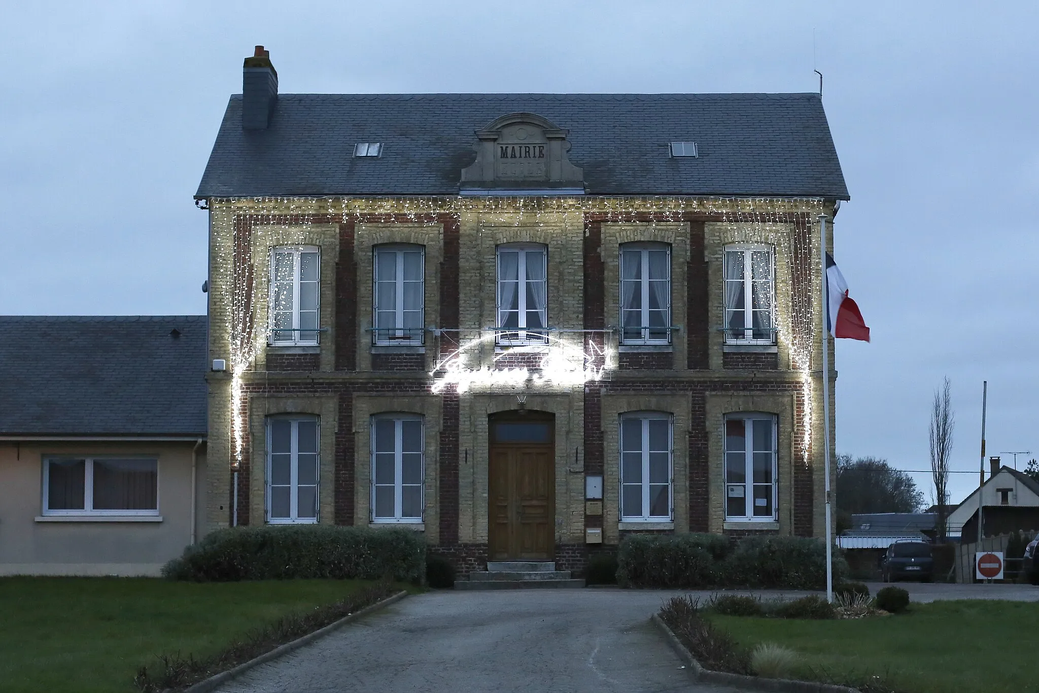 Photo showing: Town hall of Angerville-l'Orcher with Christmas lights.