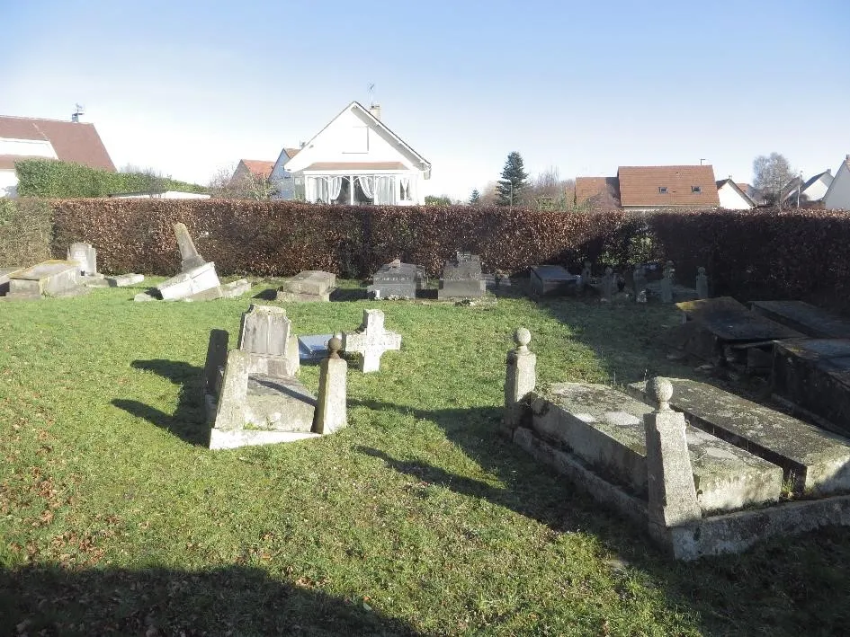 Photo showing: Photographie de l'ancien cimetière protestant d'Angerville l'Orcher, actuellement désaffecté.