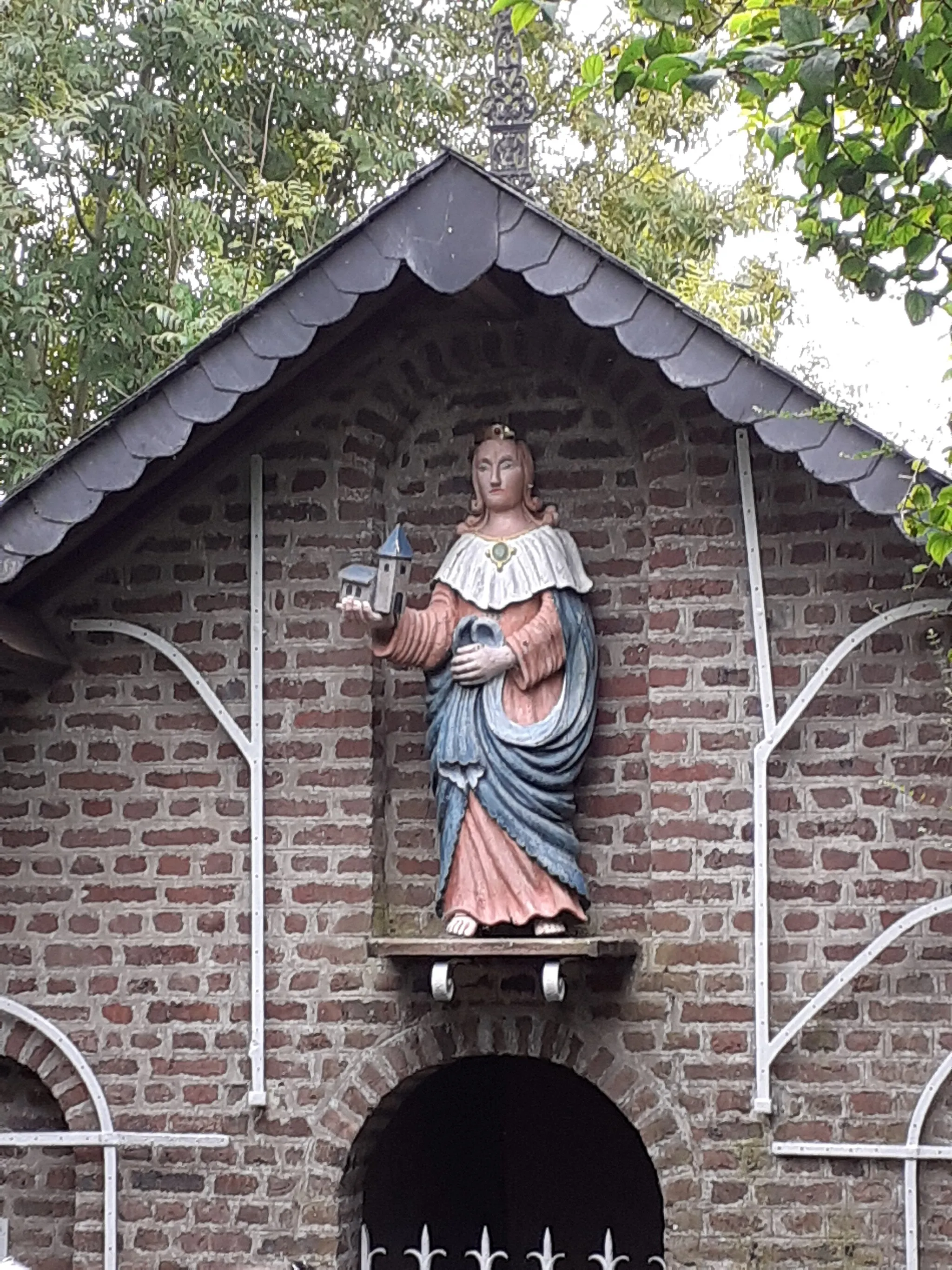 Photo showing: Statue de Ste Clothilde sur le fronton de la chapelle abritant la fontaine aux eaux curatives. Lieu de pèlerinage pour la guérison de maladies de peau à Rolleville, Seine-Maritime, Normandie (XIX°).