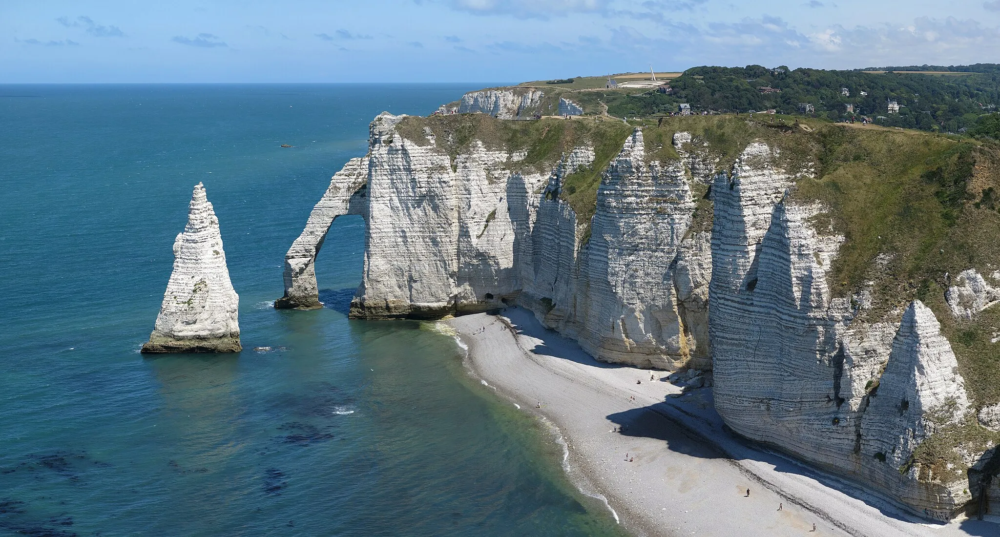 Photo showing: Cliffs of Étretat: Aiguille and Porte d´Aval, seen from Manneporte