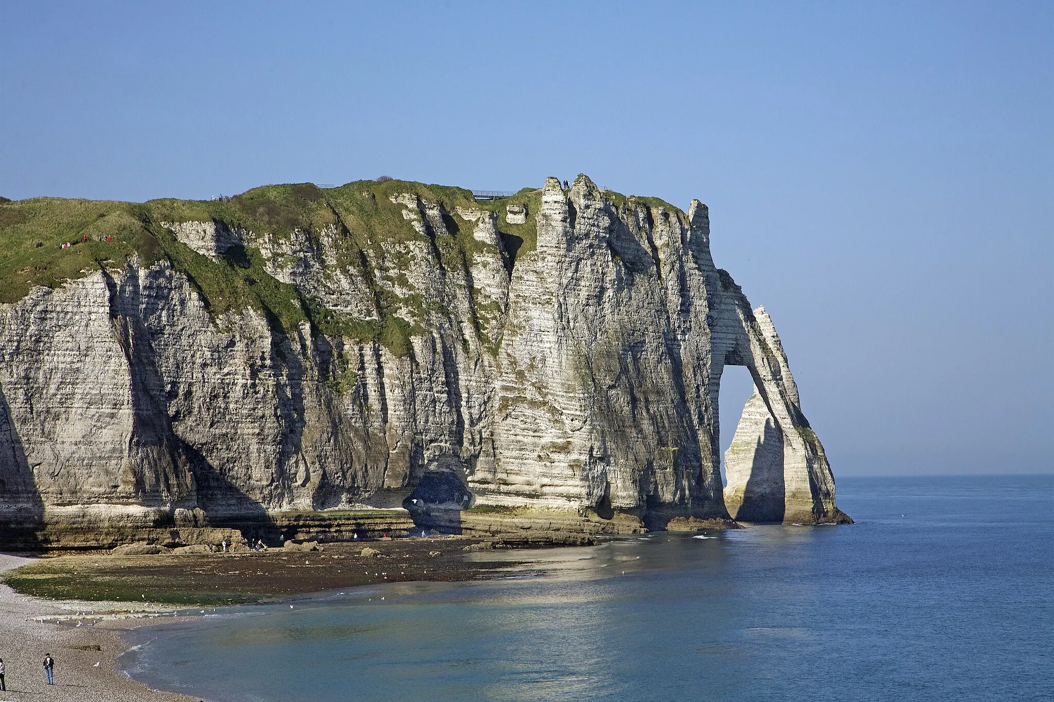 Photo showing: : Étretat ist ein Seebad in der Normandie, Frankreich. Der Ort ist bekannt durch die Steilküste mit den Felsformationen "Porte d'Aval" und "L'Aiguille".