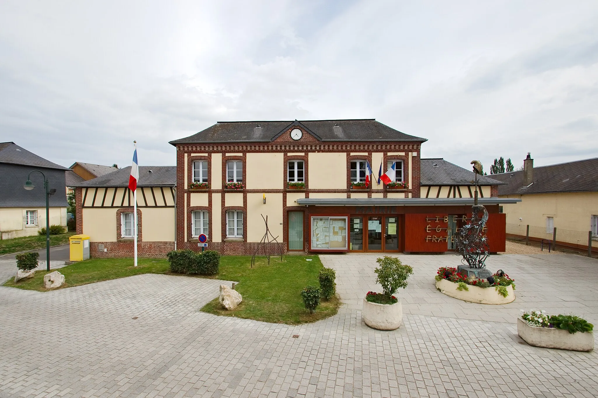 Photo showing: Mairie de Roncherolles-sur-le-Vivier, rue de l’Église