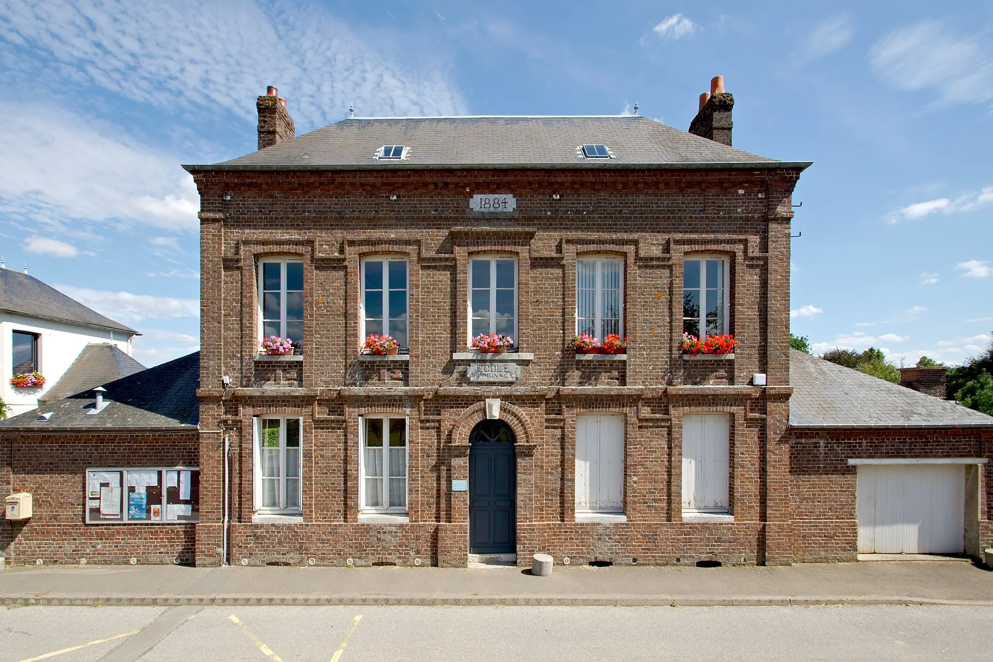 Photo showing: École communale (1884) de Bois-l’Évêque, rue Principale