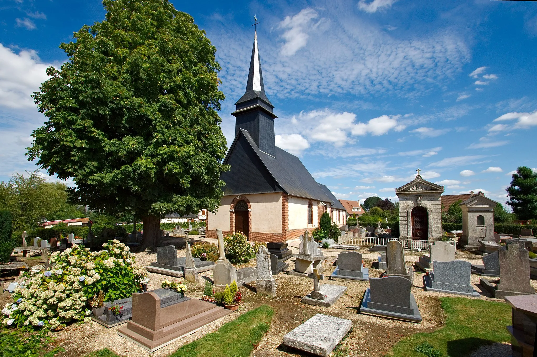 Photo showing: Église Notre-Dame du Silex et cimetière rue Principale à Bois-l’Évêque