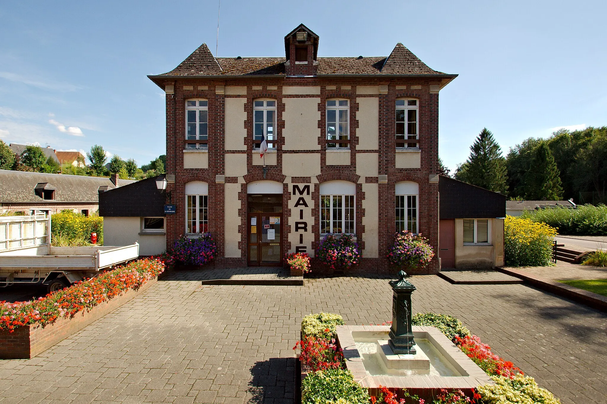 Photo showing: Mairie de Fontaine-sous-Préaux, route des Sources