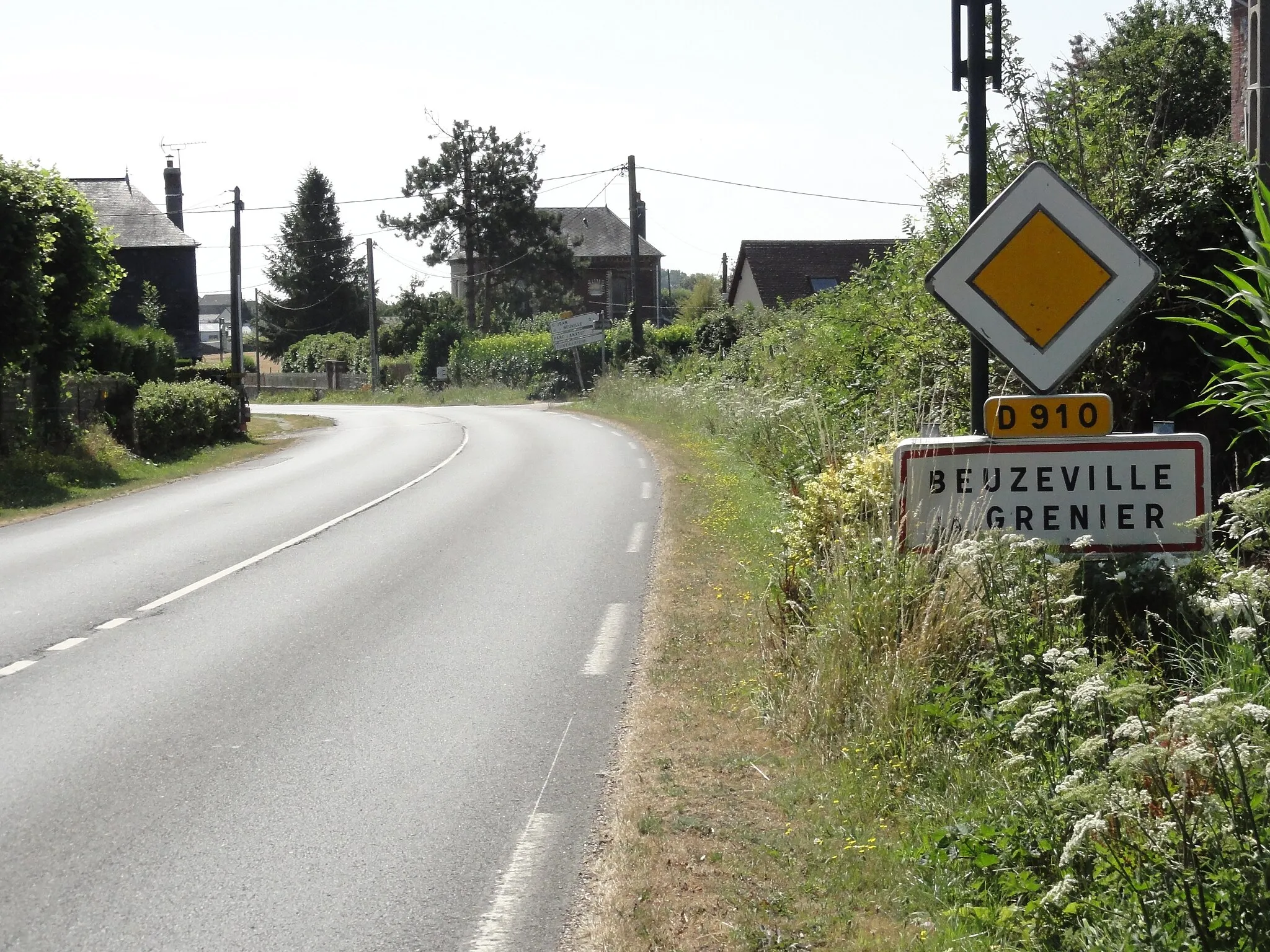 Photo showing: Beuzeville-le-Grenier (Seine-Mar.) entrée