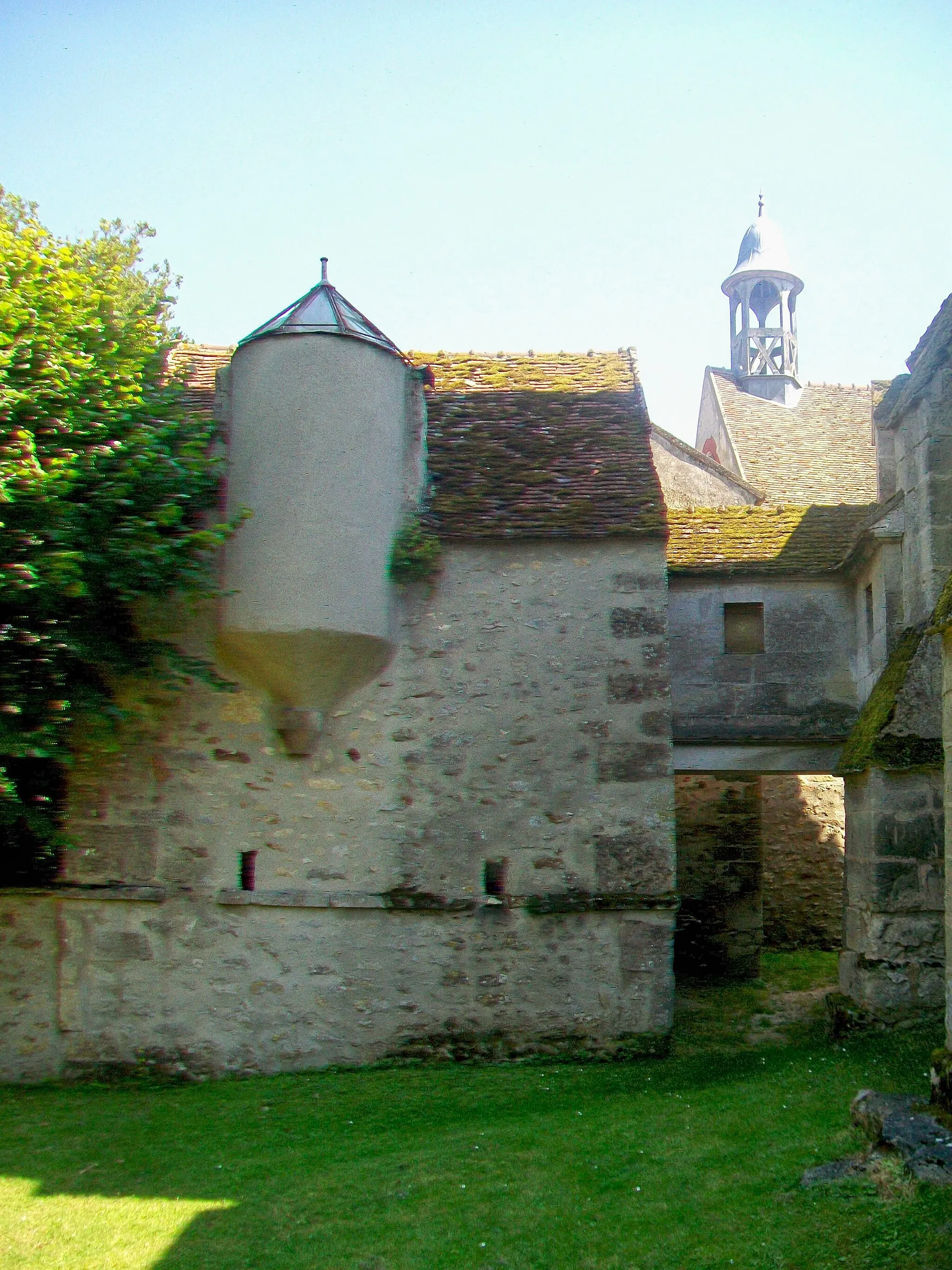 Photo showing: Passerelle entre l'église et une vieille tour appartenant au domaine du château ; au fond, le prieuré.