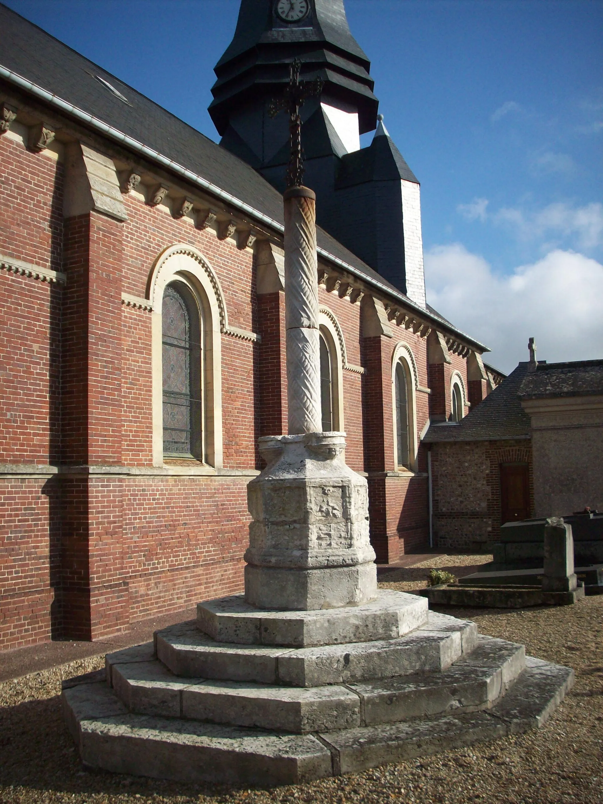 Photo showing: Croix du cimetière de Saint-Jean-du-Cardonnay.