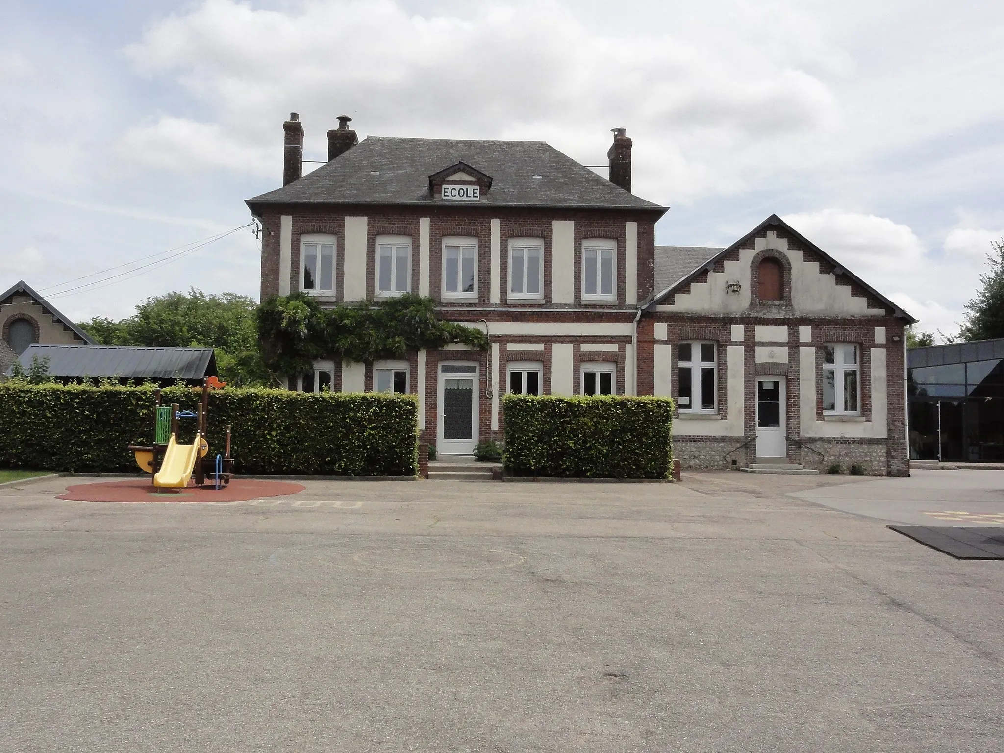 Photo showing: Veauville-lès-Baons (Seine-Mar.) école