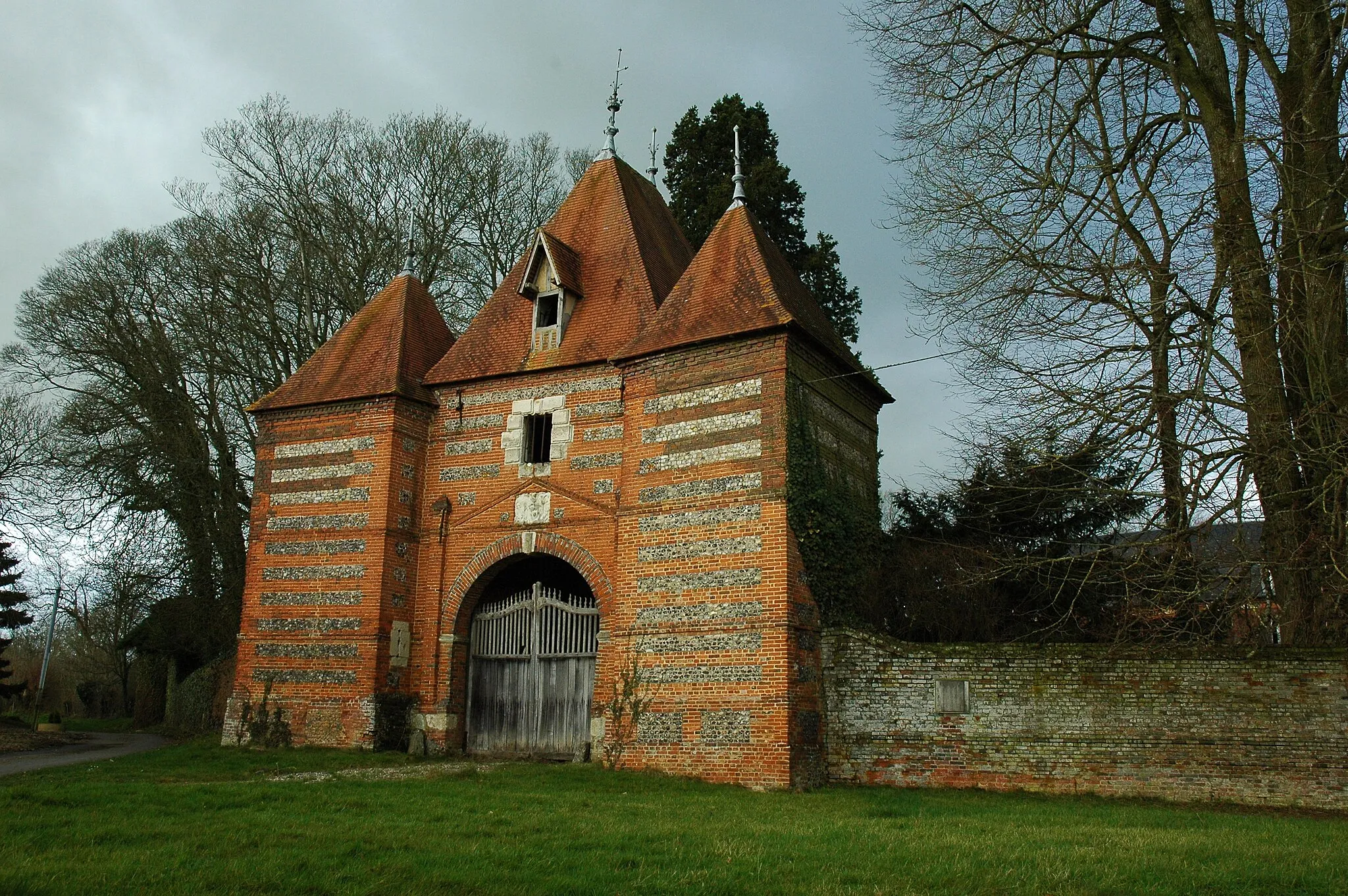 Photo showing: This building is indexed in the base Mérimée, a database of architectural heritage maintained by the French Ministry of Culture, under the reference PA00100552 .