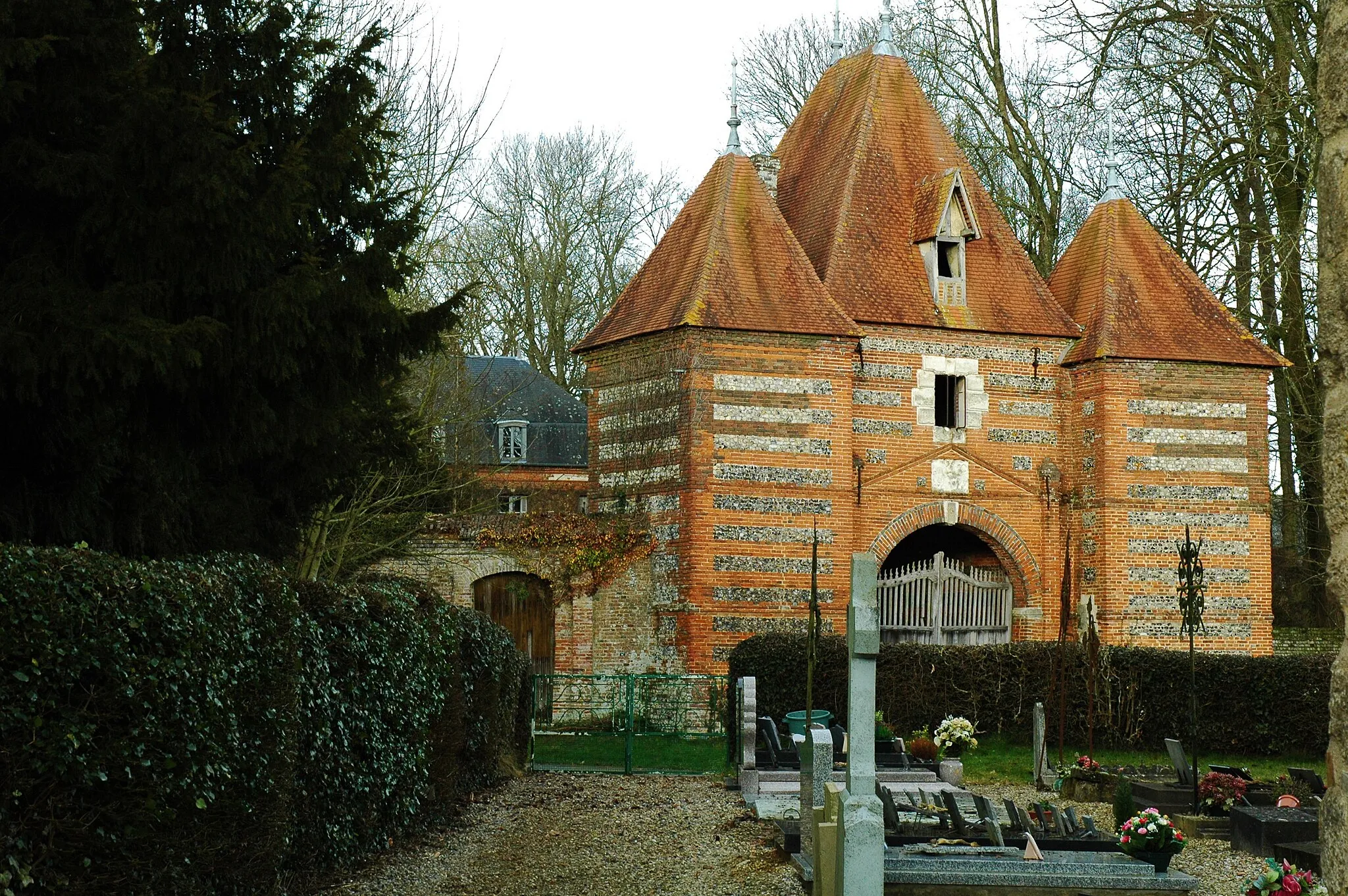 Photo showing: This building is indexed in the base Mérimée, a database of architectural heritage maintained by the French Ministry of Culture, under the reference PA00100552 .