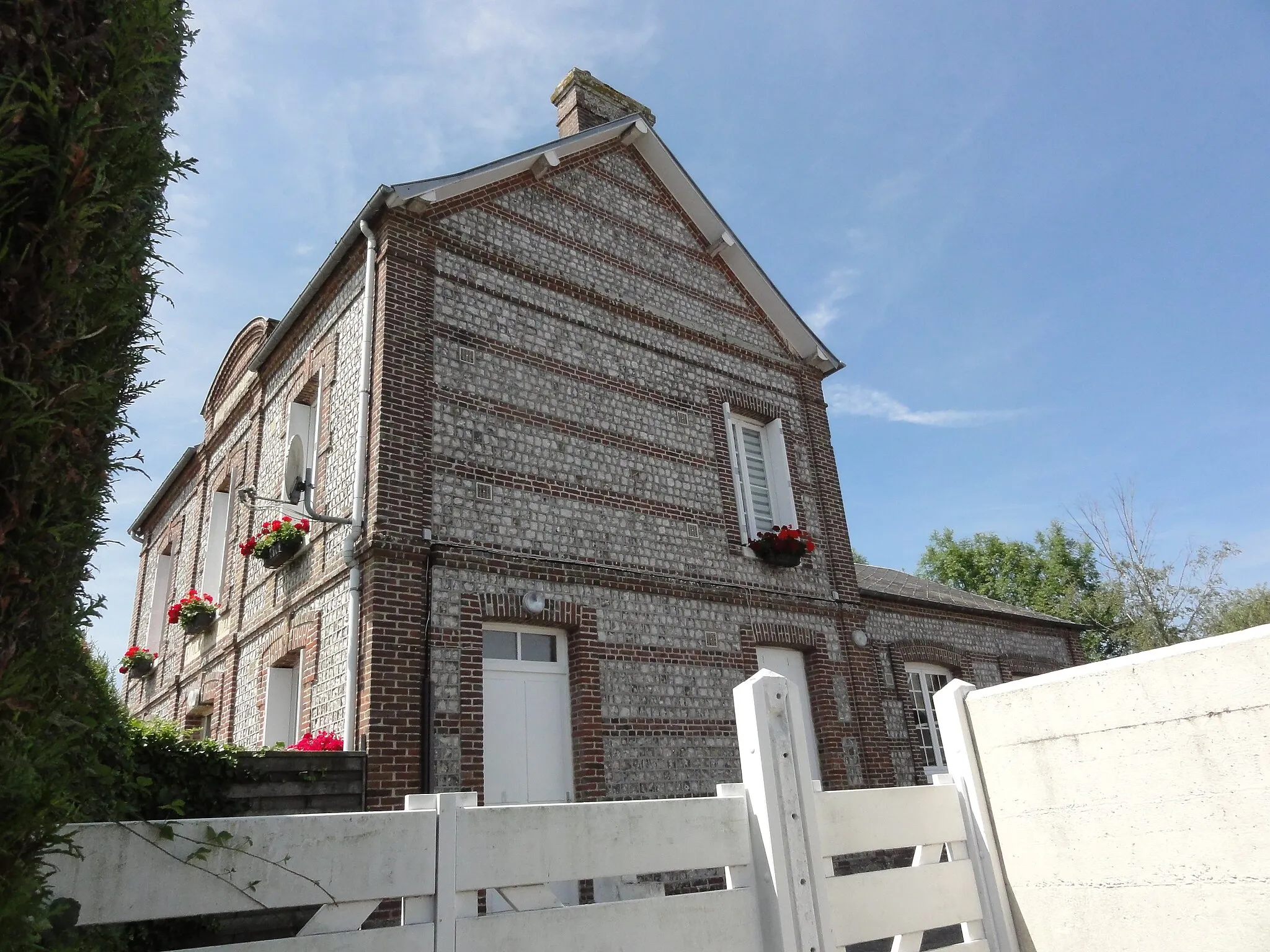 Photo showing: Ouainville (Seine-Mar.) ancienne mairie-école