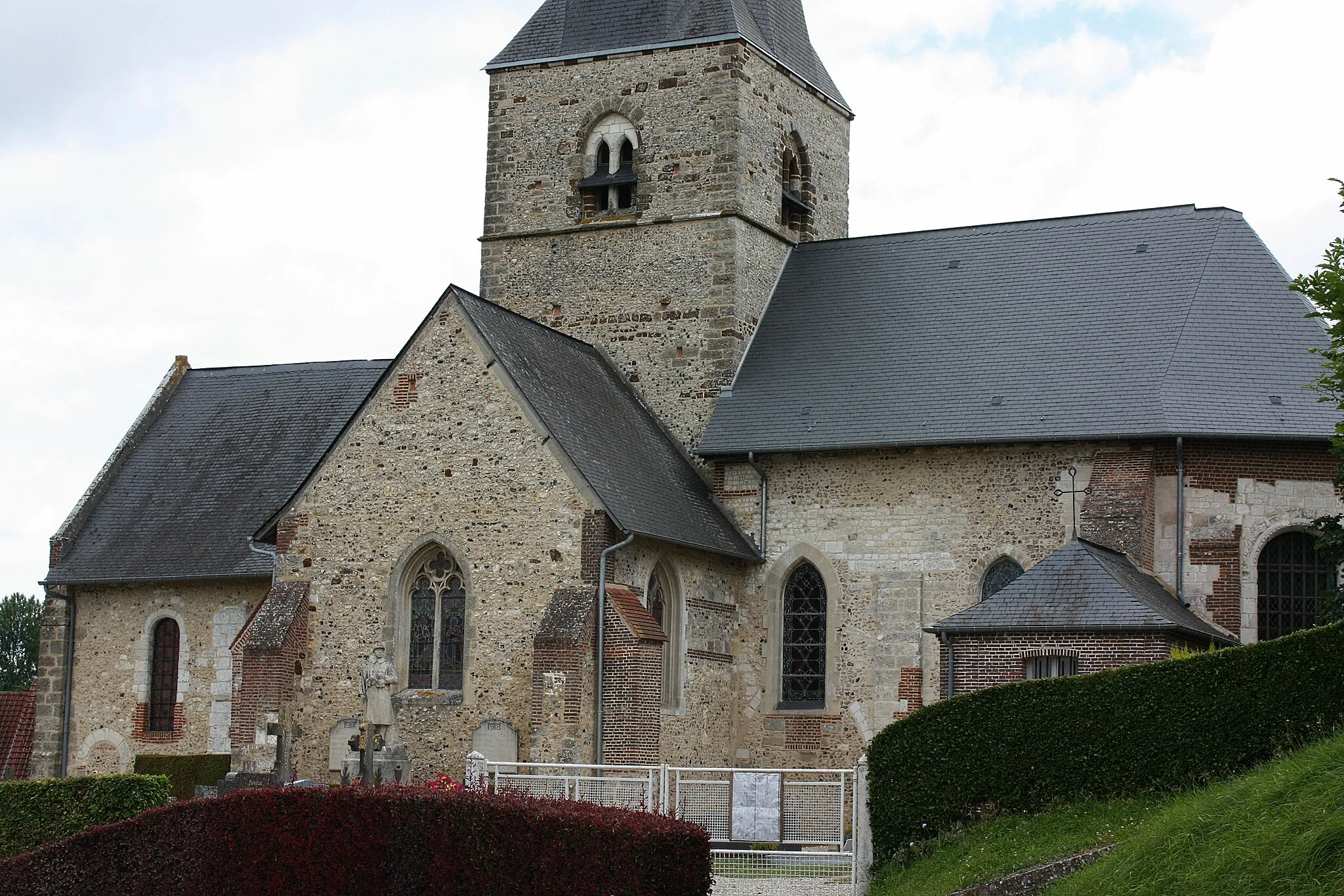 Photo showing: Vue générale de l'église au Sud