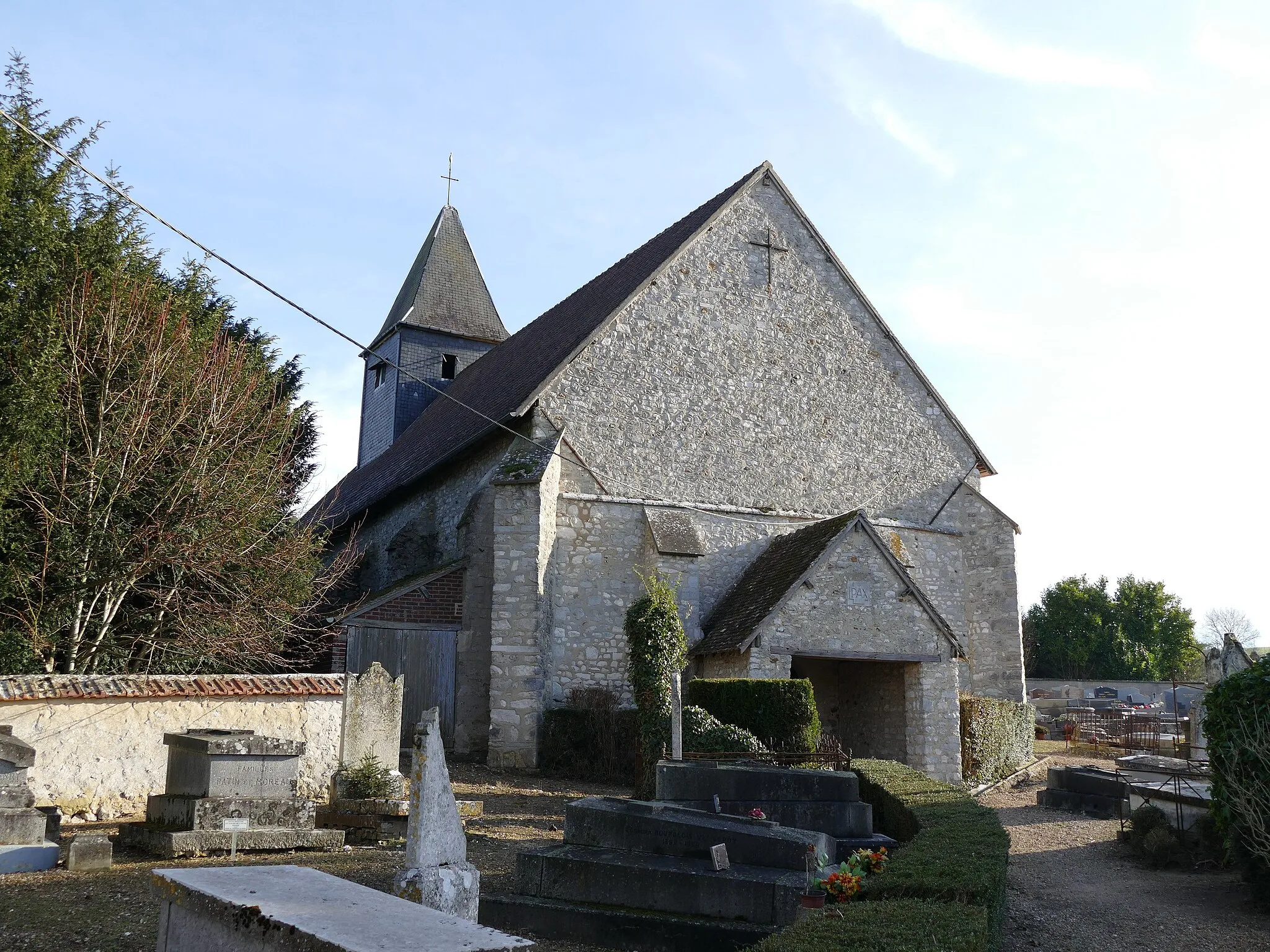 Photo showing: Saint-Peter's church in Oulins (Eure-et-Loir, Centre, France).