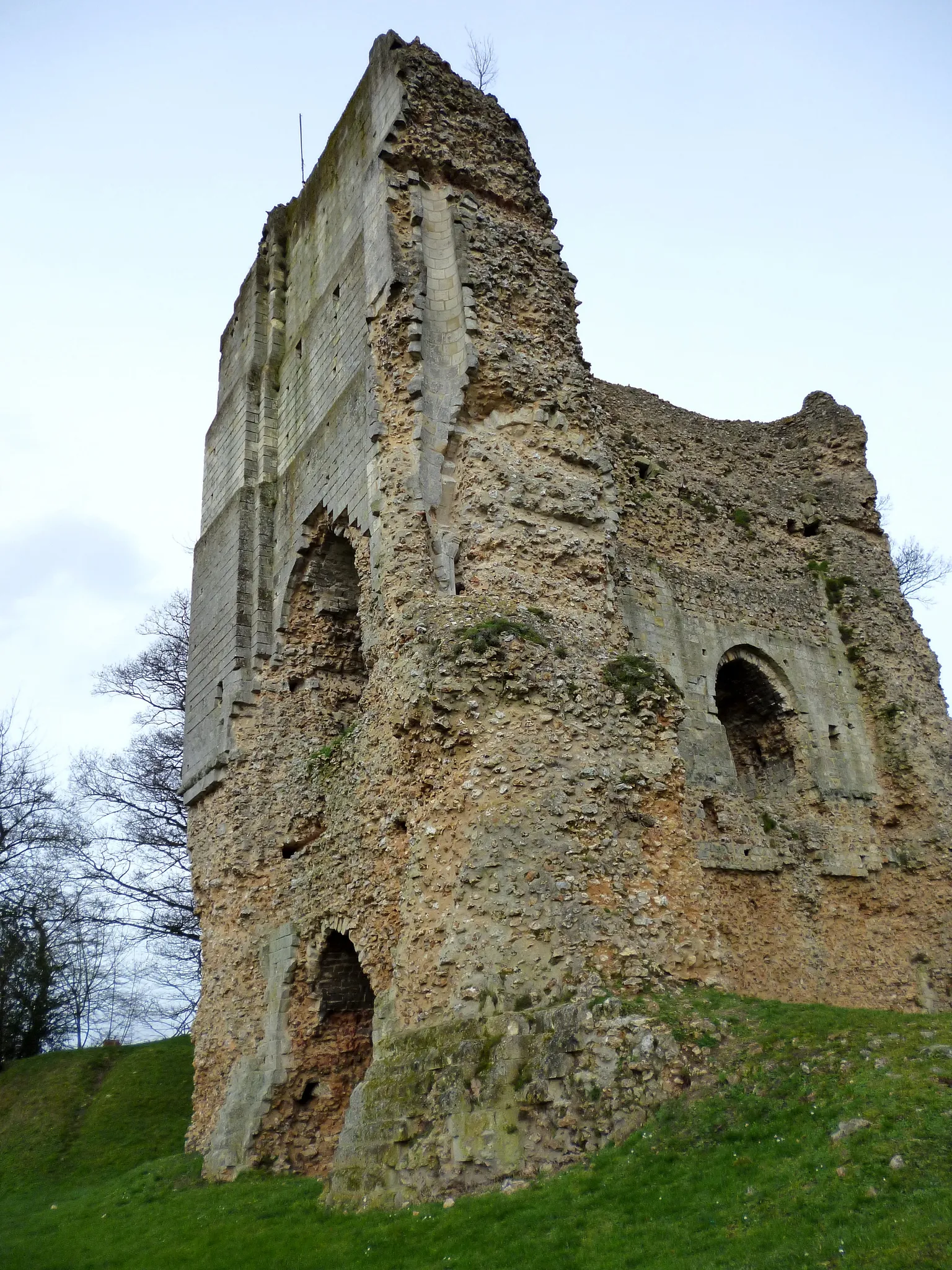 Photo showing: On the northeast side of the keep you can see the rests of a Romanesque fireplace and chimney. An der Nordostseite kann man die Reste eines romanischen Kamins sehen.