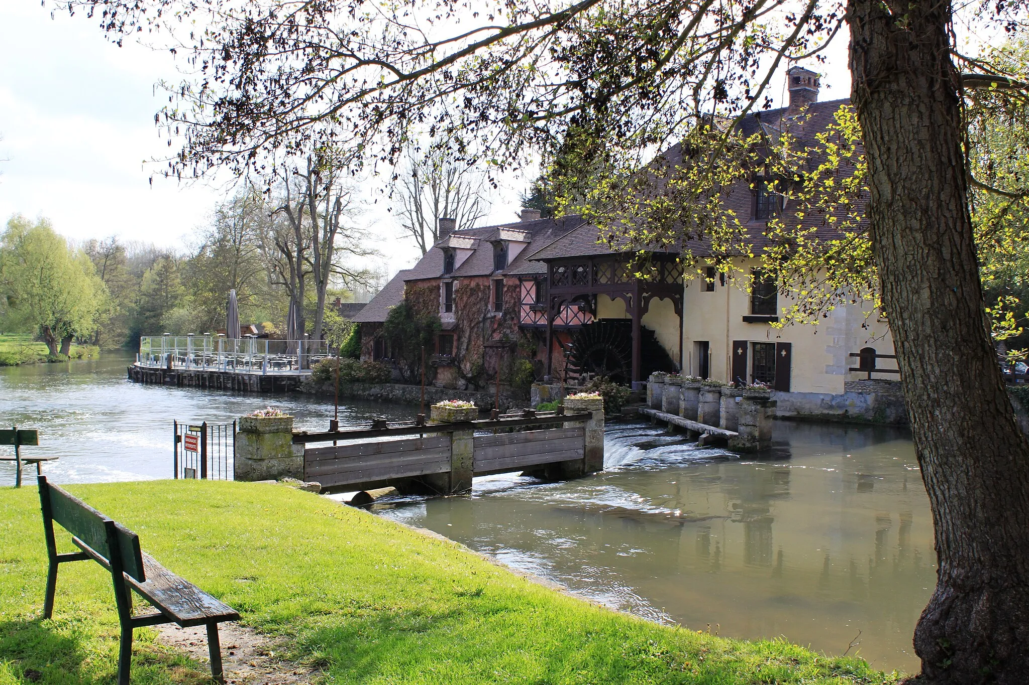 Photo showing: Le Moulin de Fourges, transformé en restaurant.