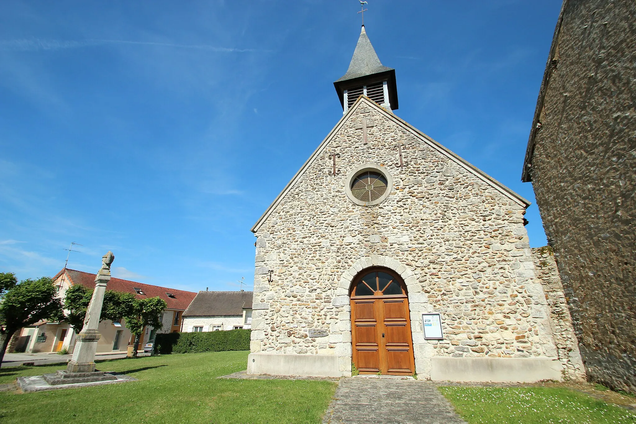 Photo showing: Saint Saviour church of Chaufour-lès-Bonnières, France.