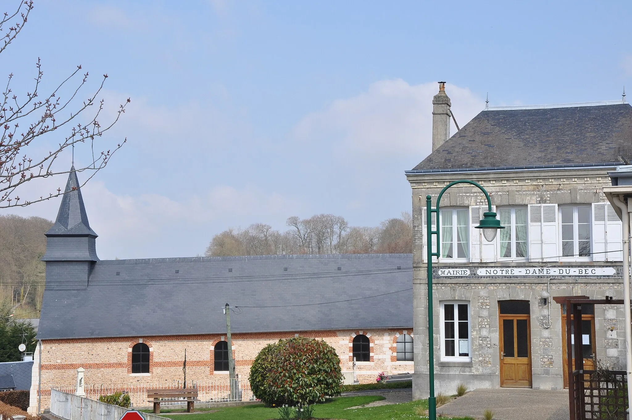 Photo showing: Church and town hall of Notre-Dame-du-Bec (France, Normandy)