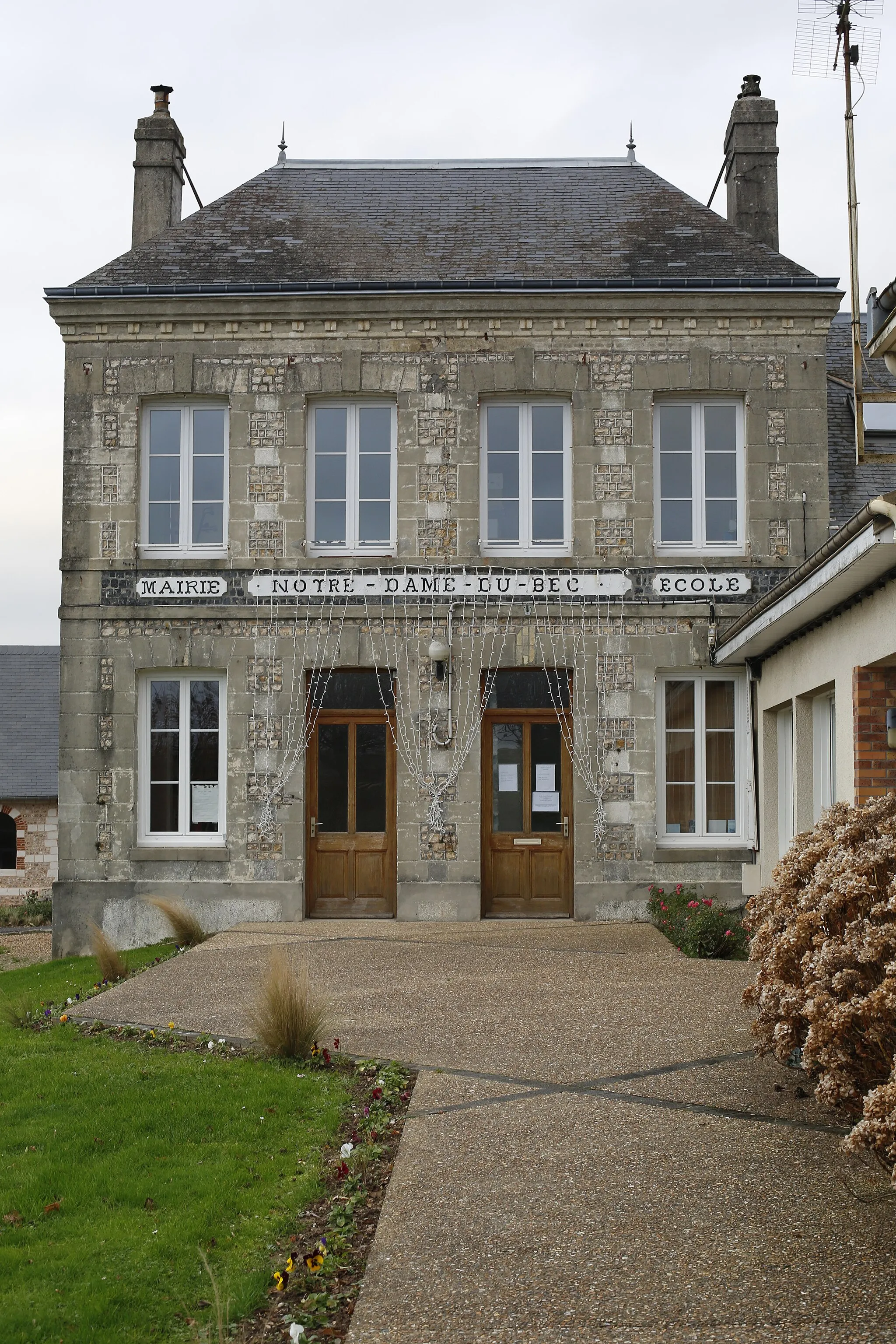 Photo showing: Town hall of Notre-Dame-du-Bec.