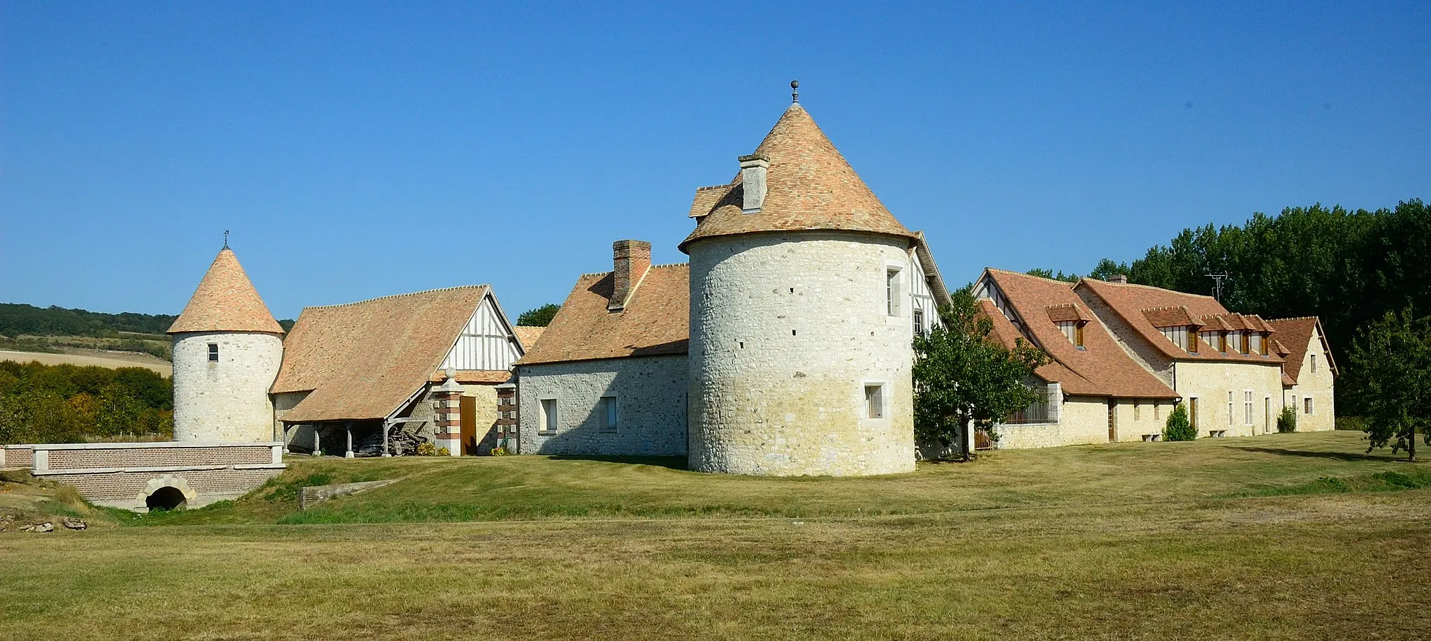 Photo showing: This building is indexed in the base Mérimée, a database of architectural heritage maintained by the French Ministry of Culture, under the reference PA27000007 .