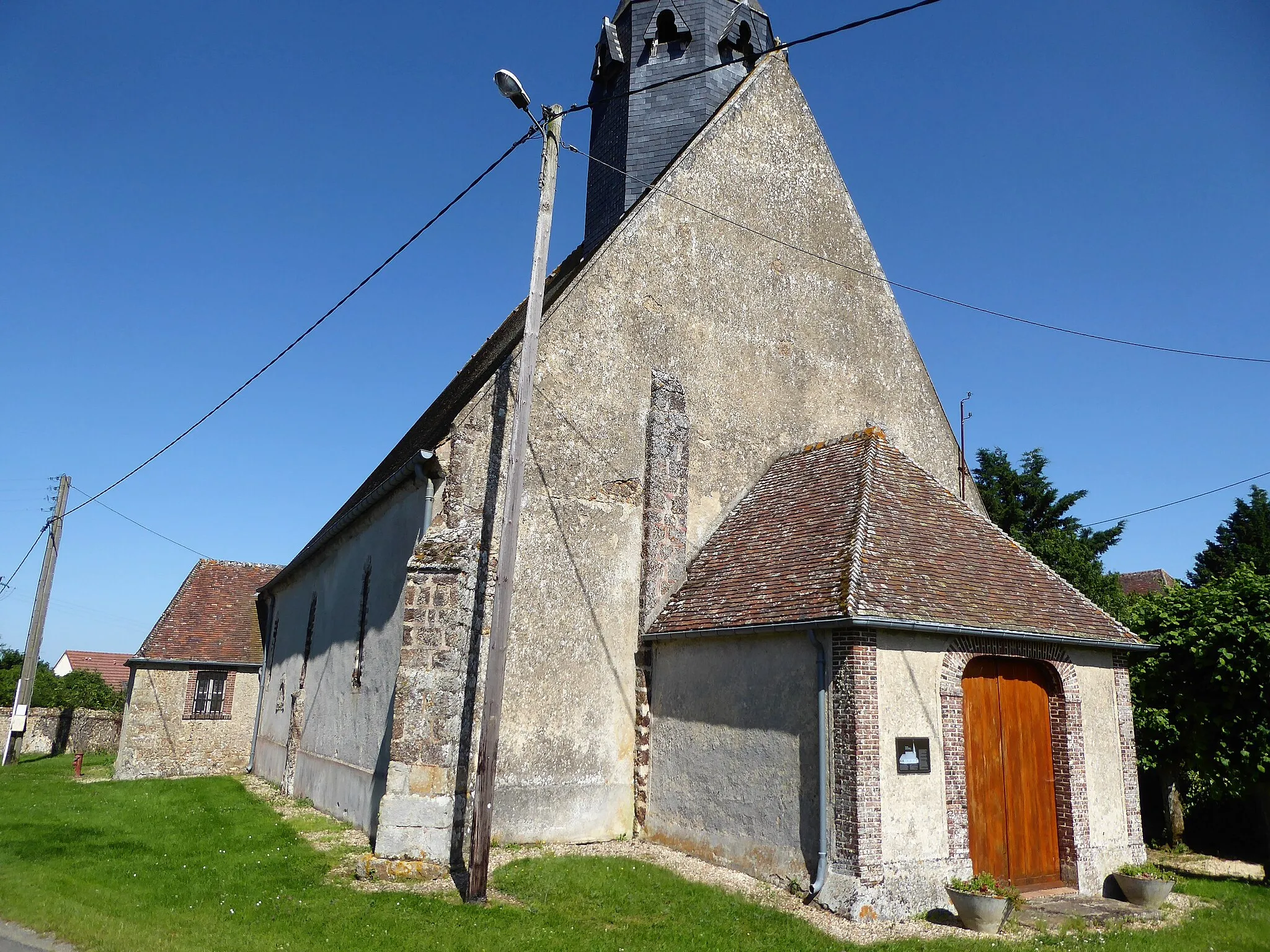 Photo showing: Façade ouest et mur nord de l'église Saint-Denis de Rueil, Rueil-la-Gadelière, Eure-et-Loir, France.