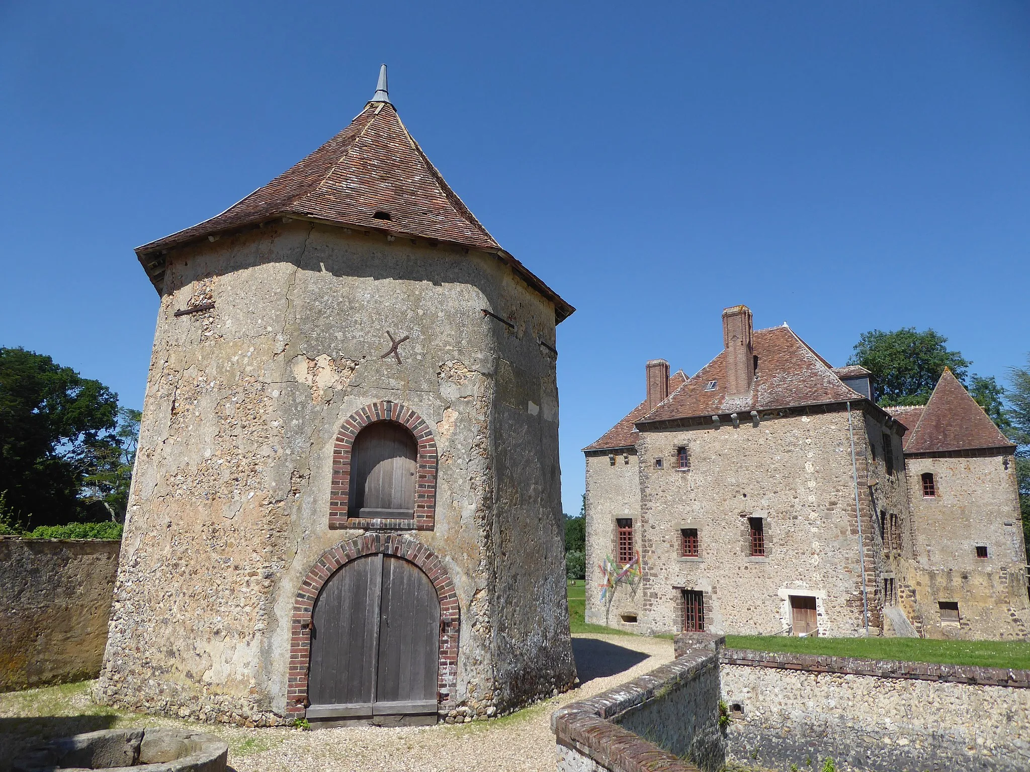 Photo showing: Colombier octogonal du XVIIe siècle et place-forte de la Gadelière, Rueil-la Gadelière, Eure-et-Loir, France.