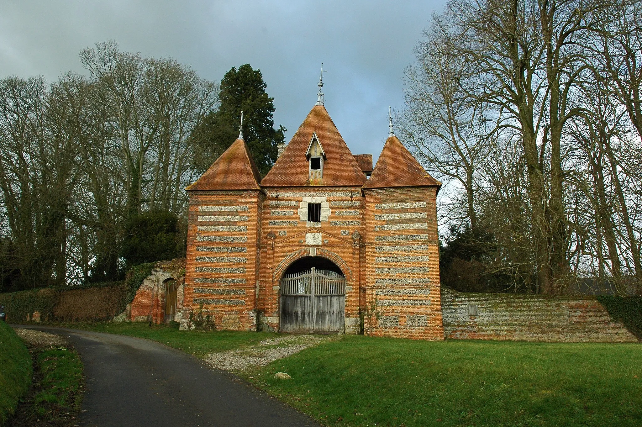 Photo showing: This building is indexed in the base Mérimée, a database of architectural heritage maintained by the French Ministry of Culture, under the reference PA00100552 .