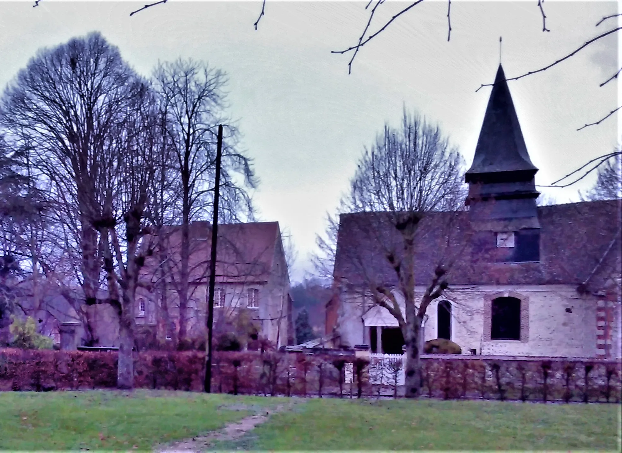 Photo showing: Le manoir se trouve sur la gauche ; l'église est dédiée à saint Maclou.